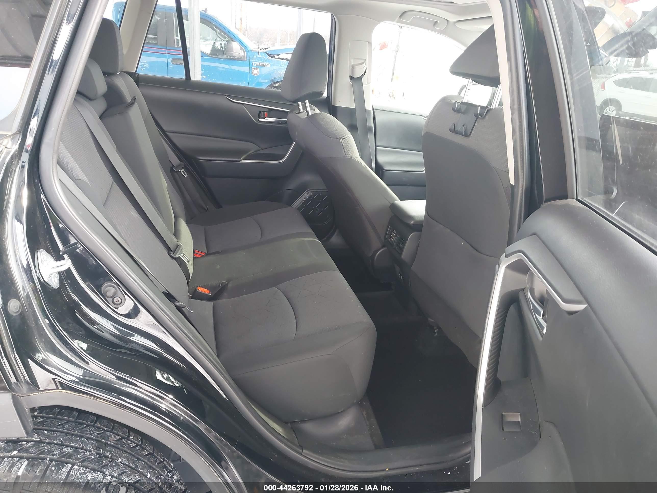 TOYOTA RAV4 image 8