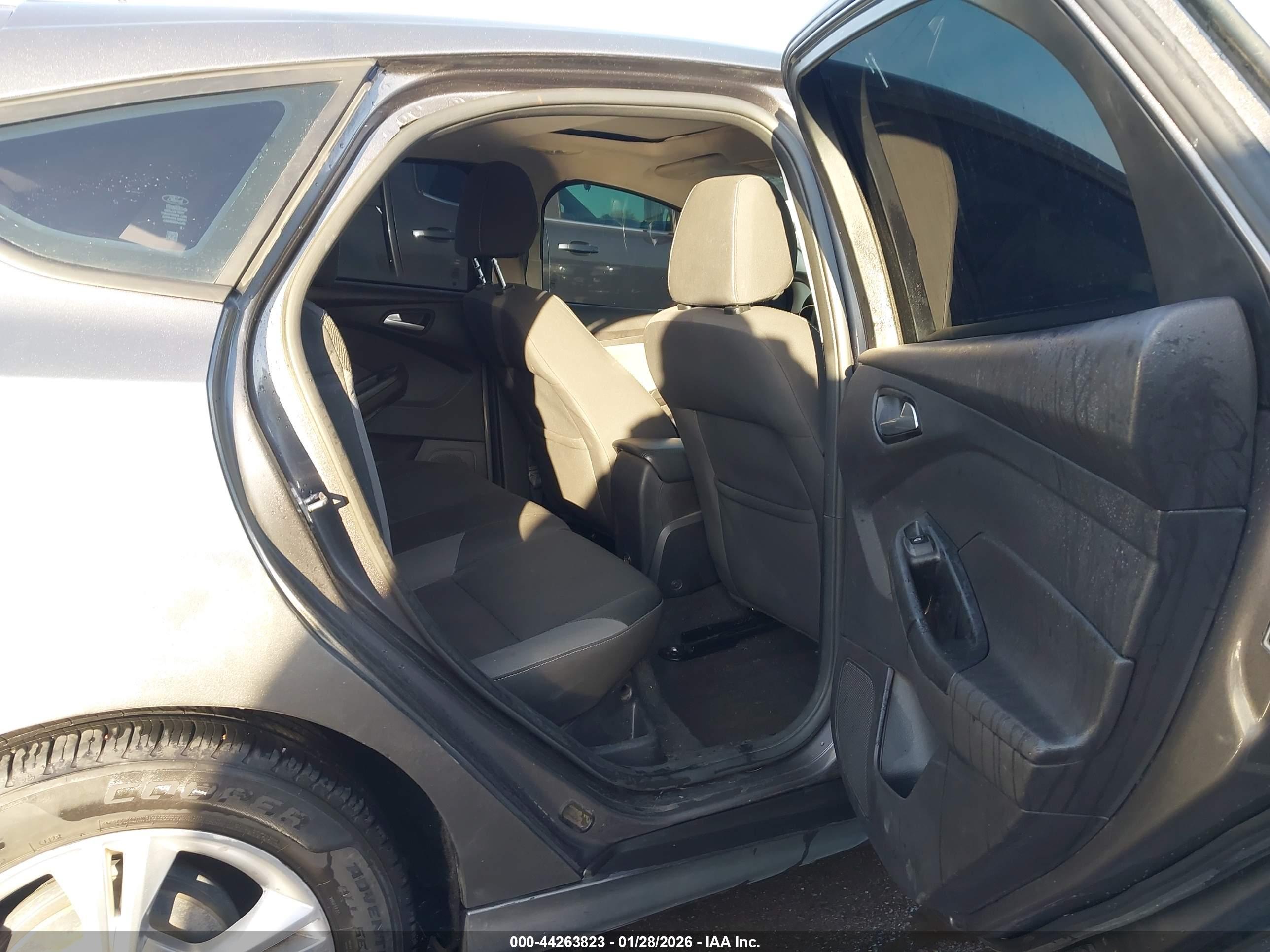 FORD FOCUS image 8