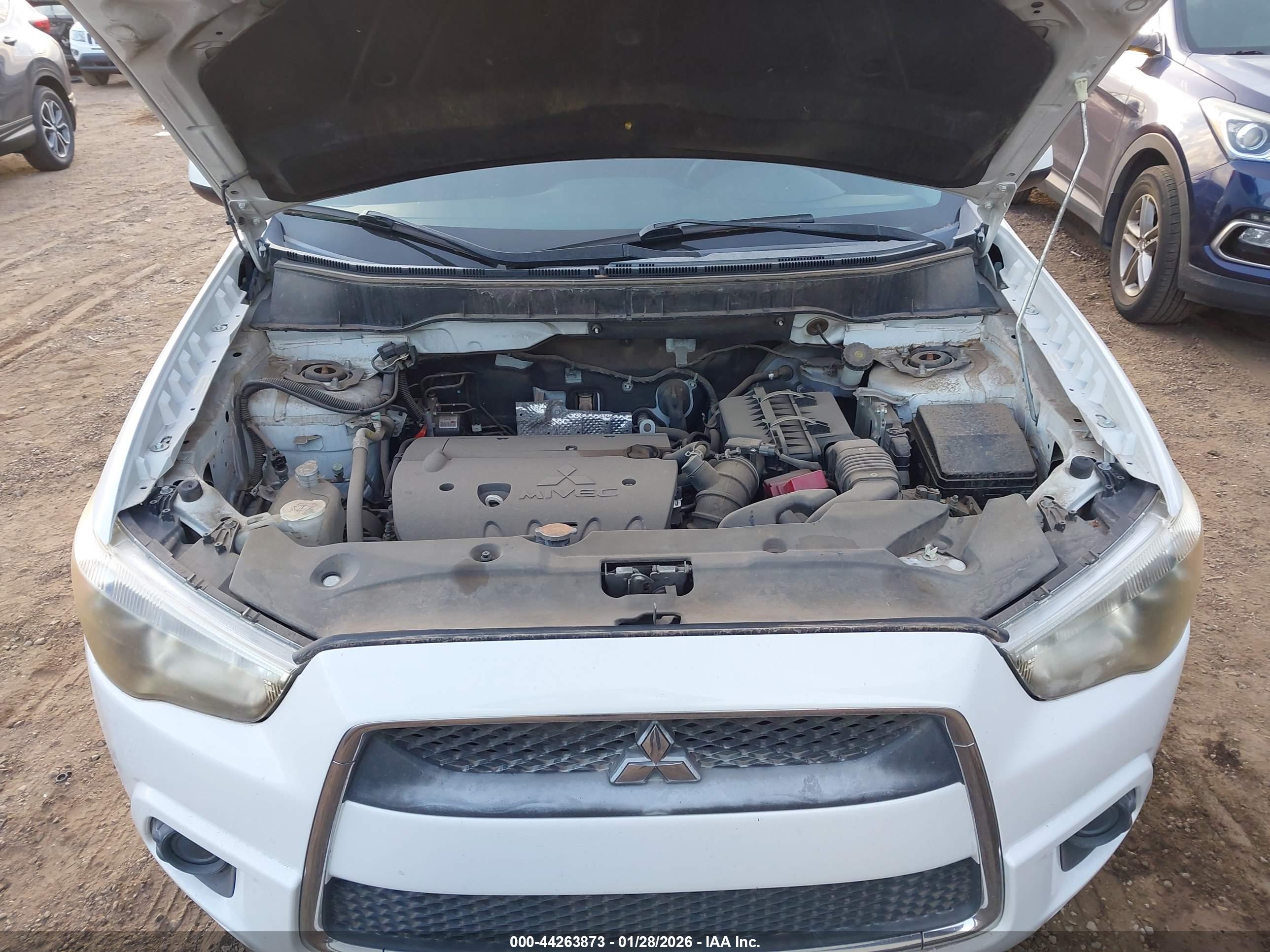 MITSUBISHI OUTLANDER image 10