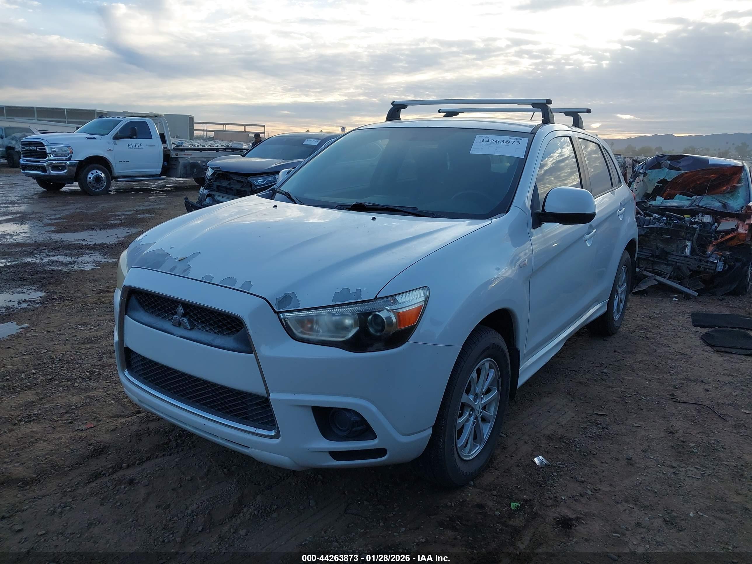 MITSUBISHI OUTLANDER image 2