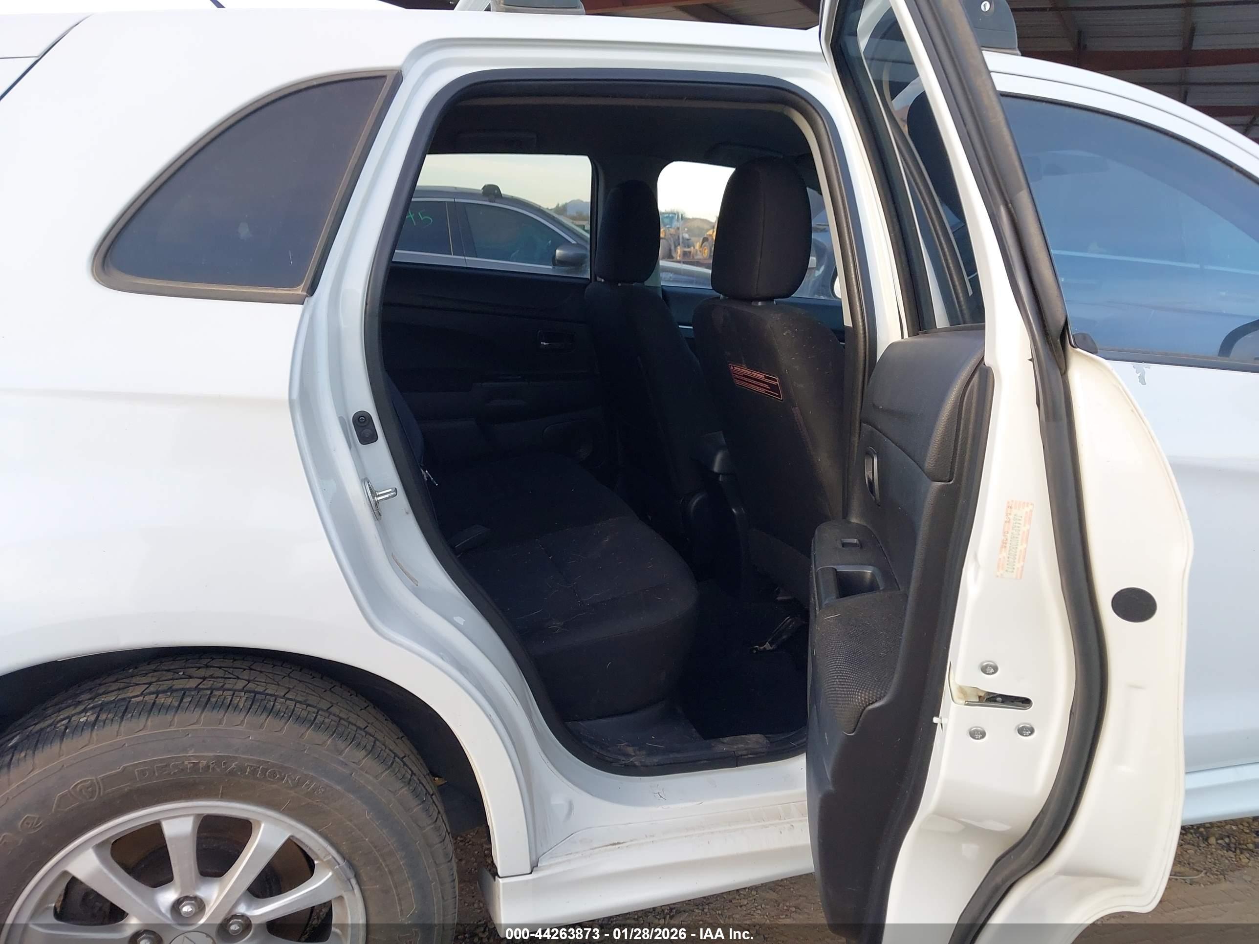 MITSUBISHI OUTLANDER image 8