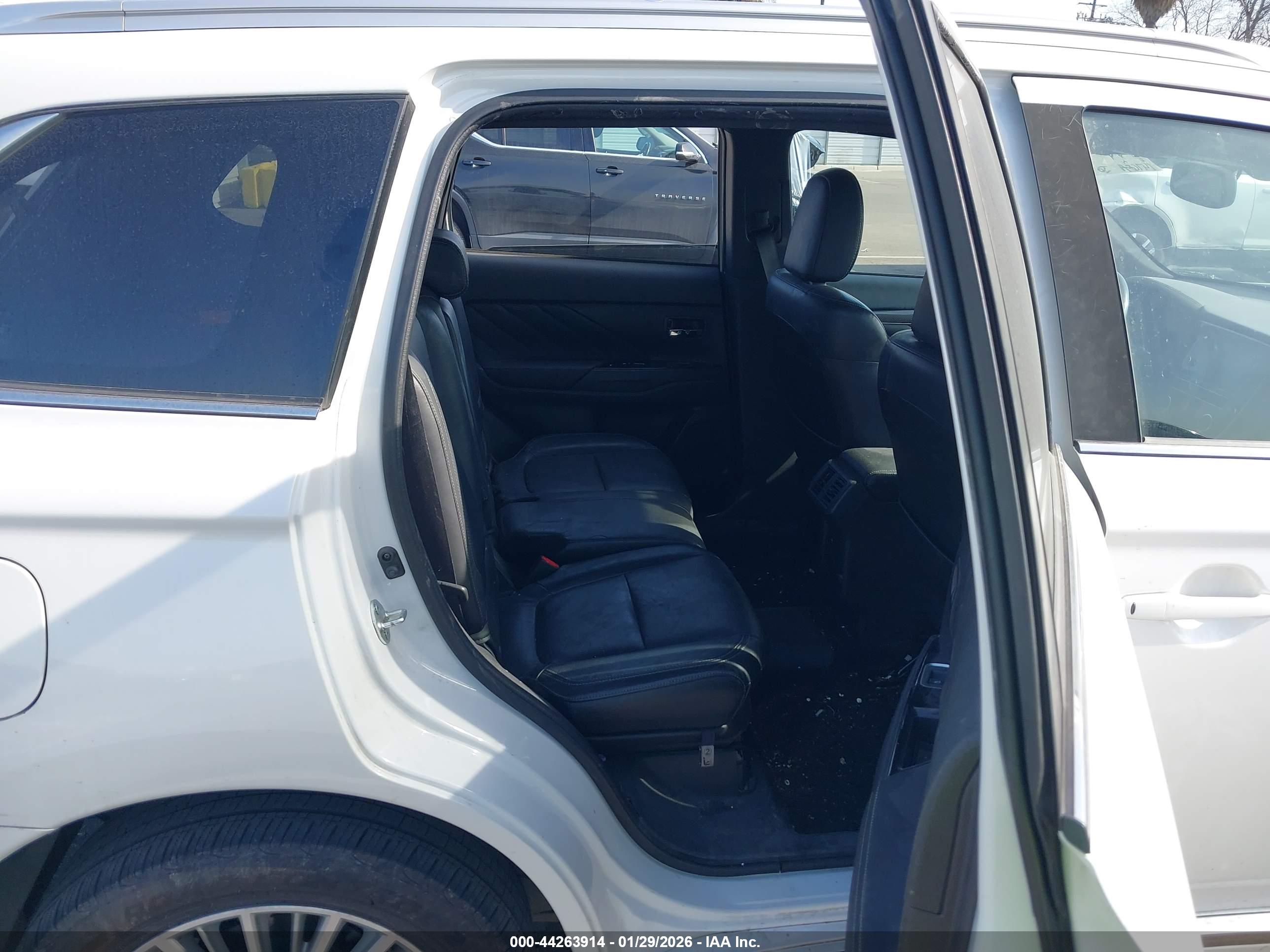 MITSUBISHI OUTLANDER image 8