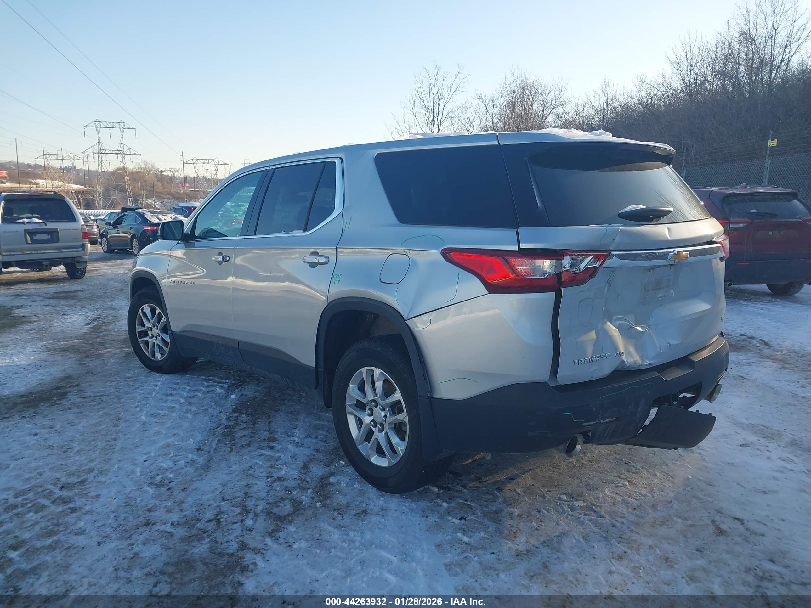 CHEVROLET TRAVERSE image 3