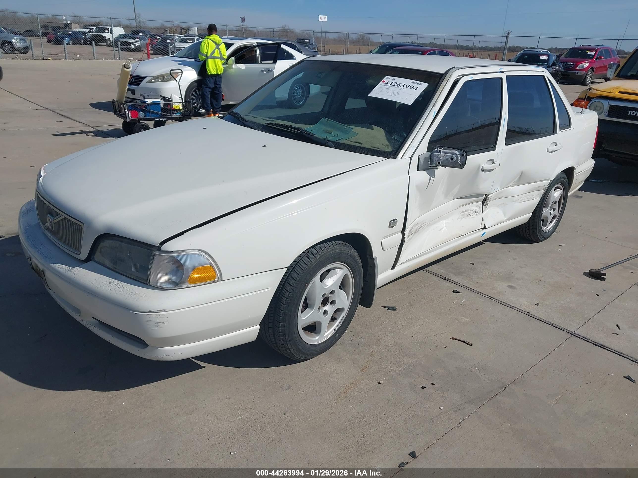 VOLVO S70 image 2