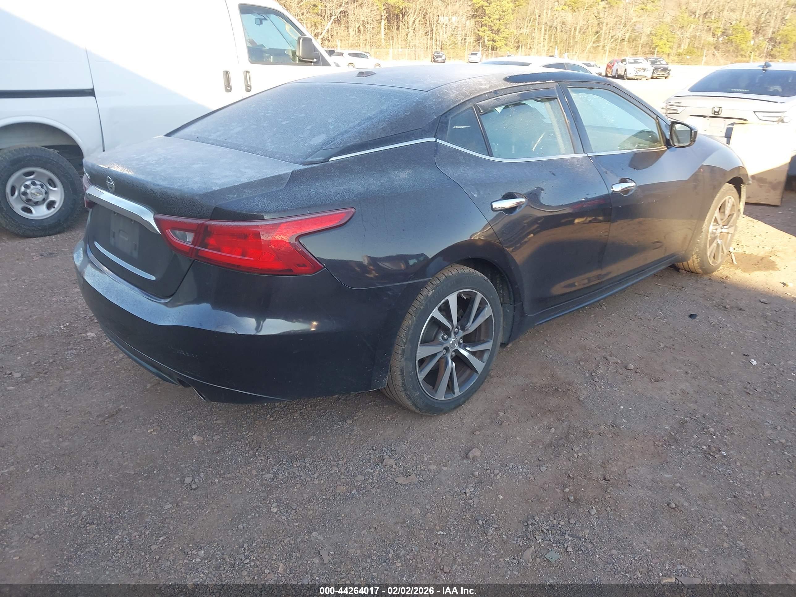 NISSAN MAXIMA image 4