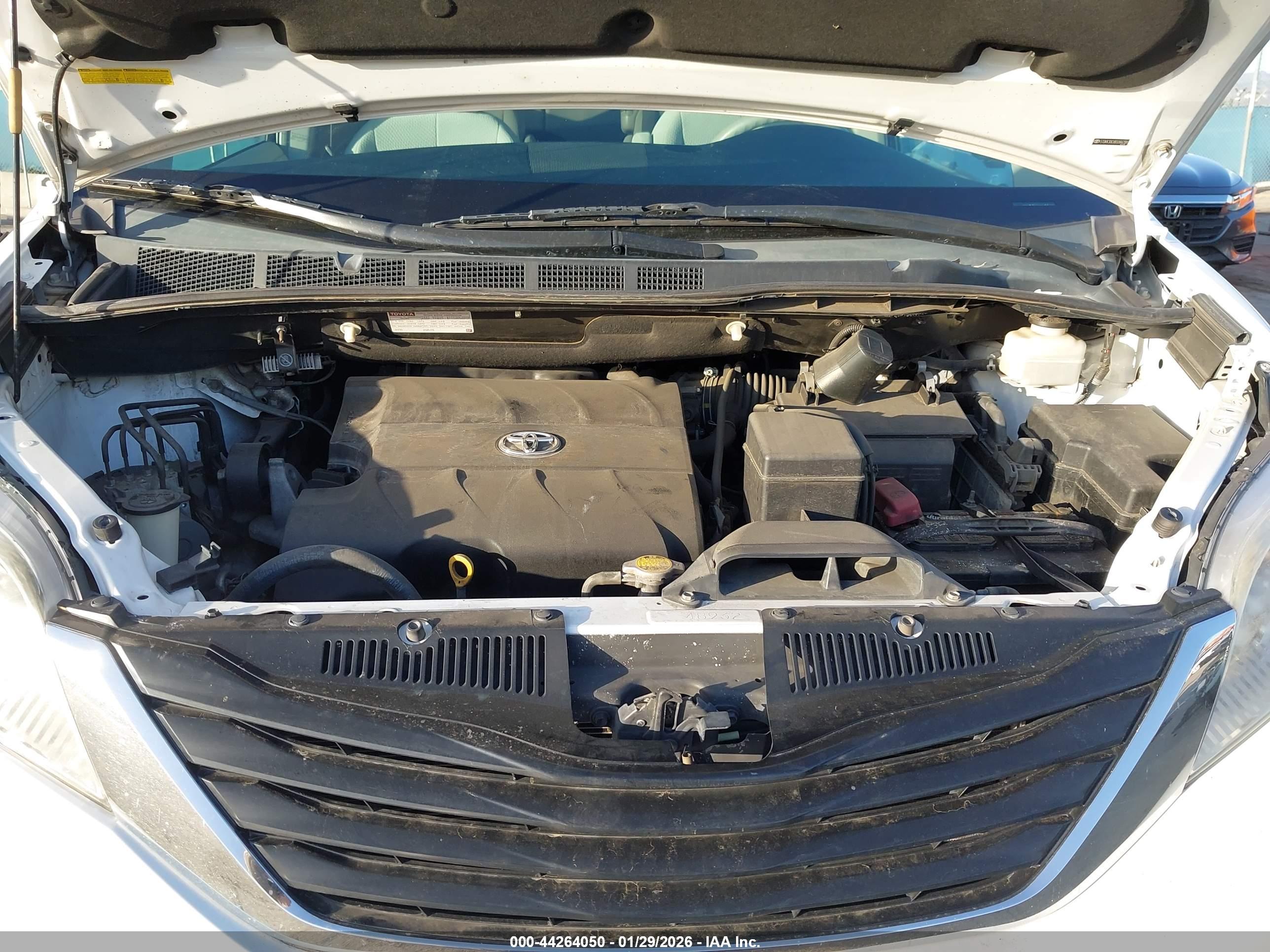 TOYOTA SIENNA image 10