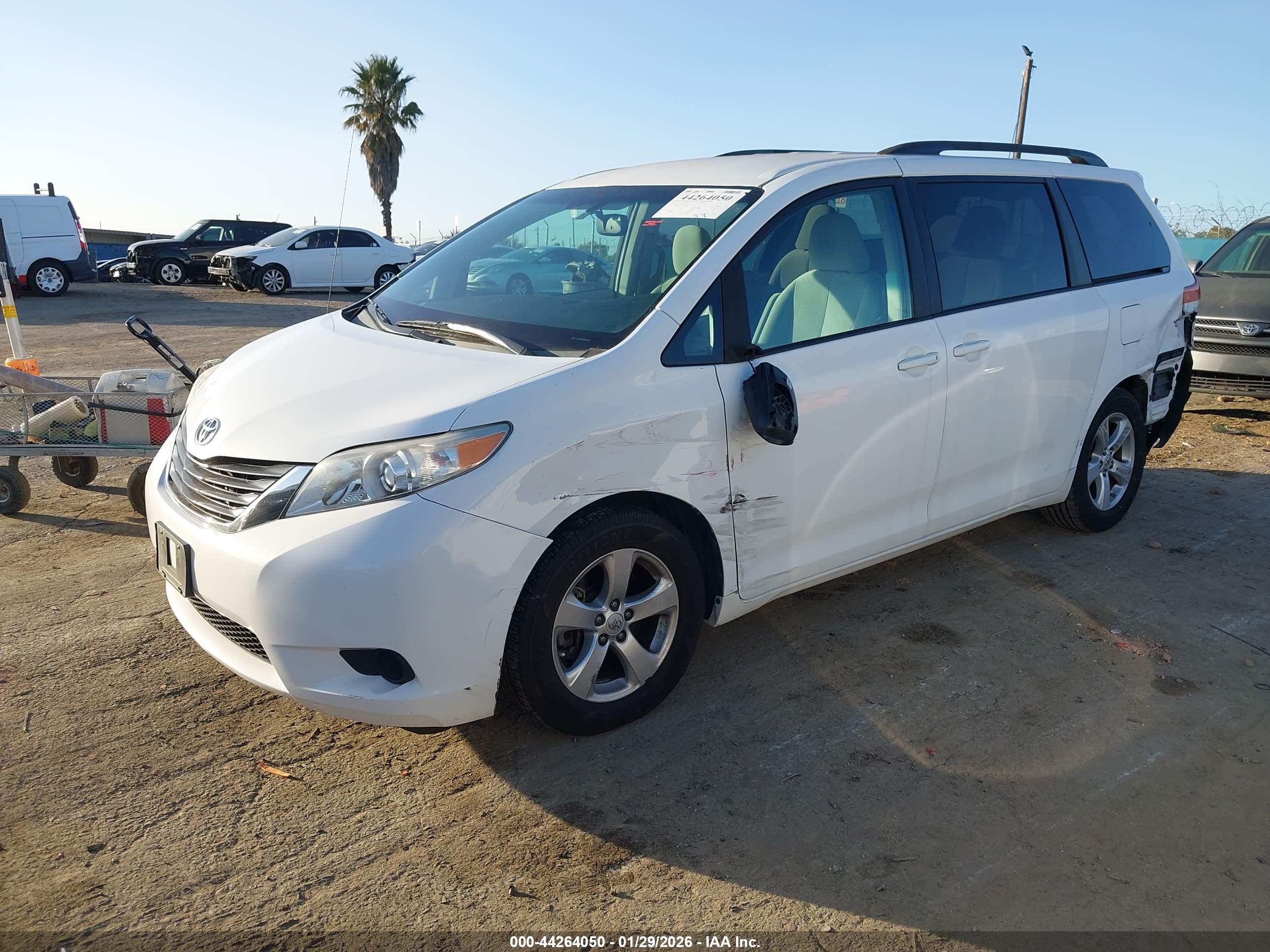 TOYOTA SIENNA image 2