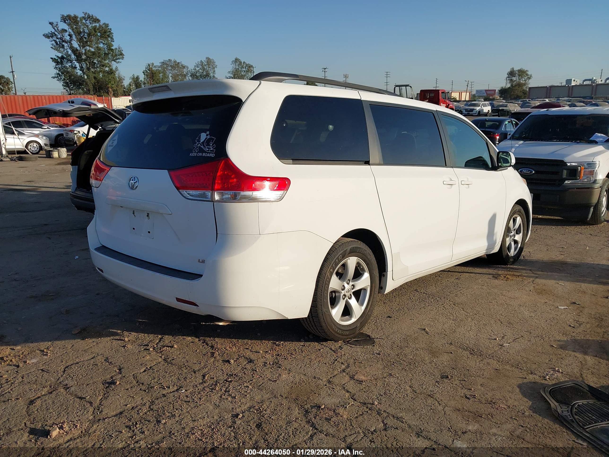 TOYOTA SIENNA image 4