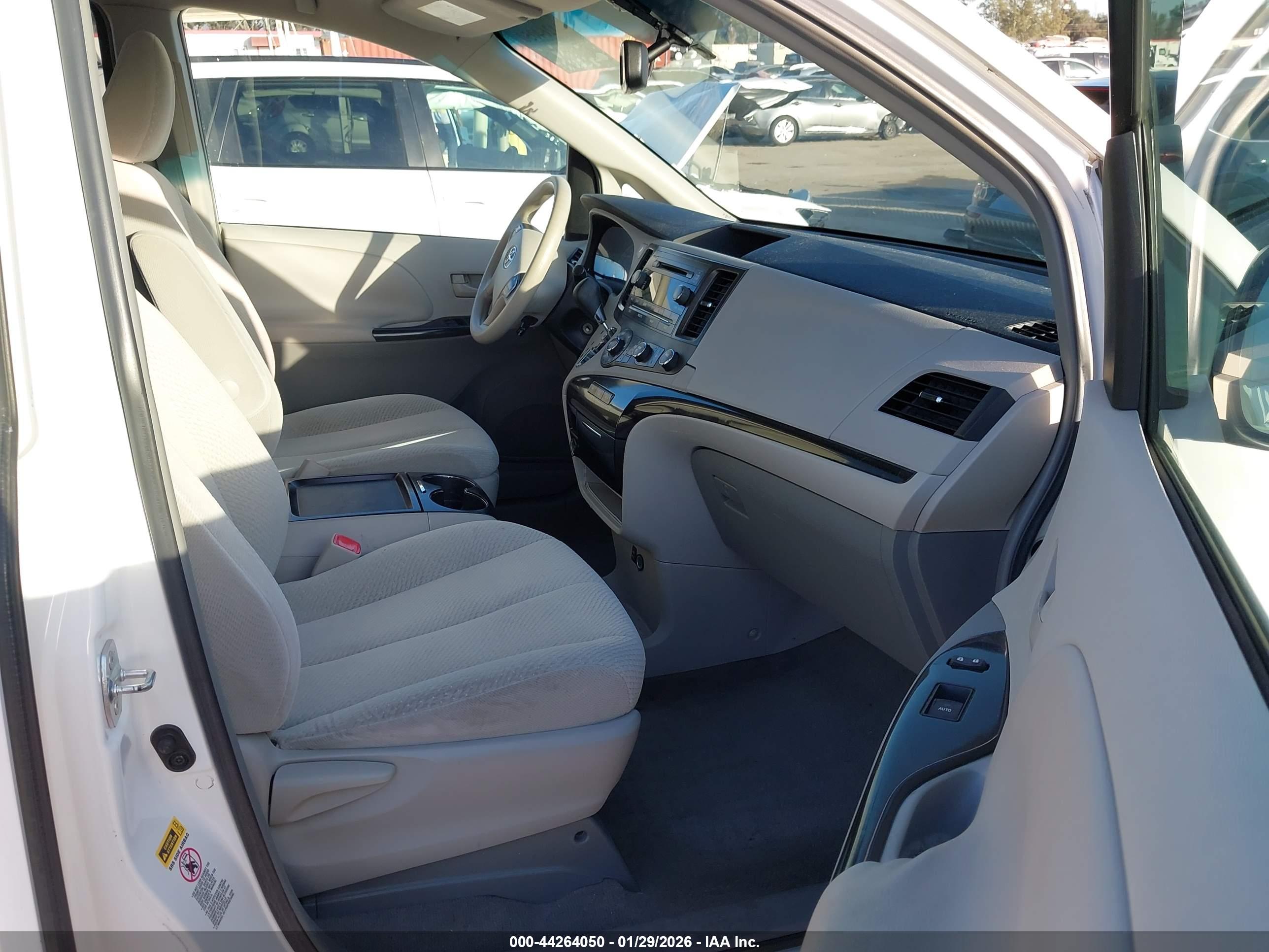 TOYOTA SIENNA image 5
