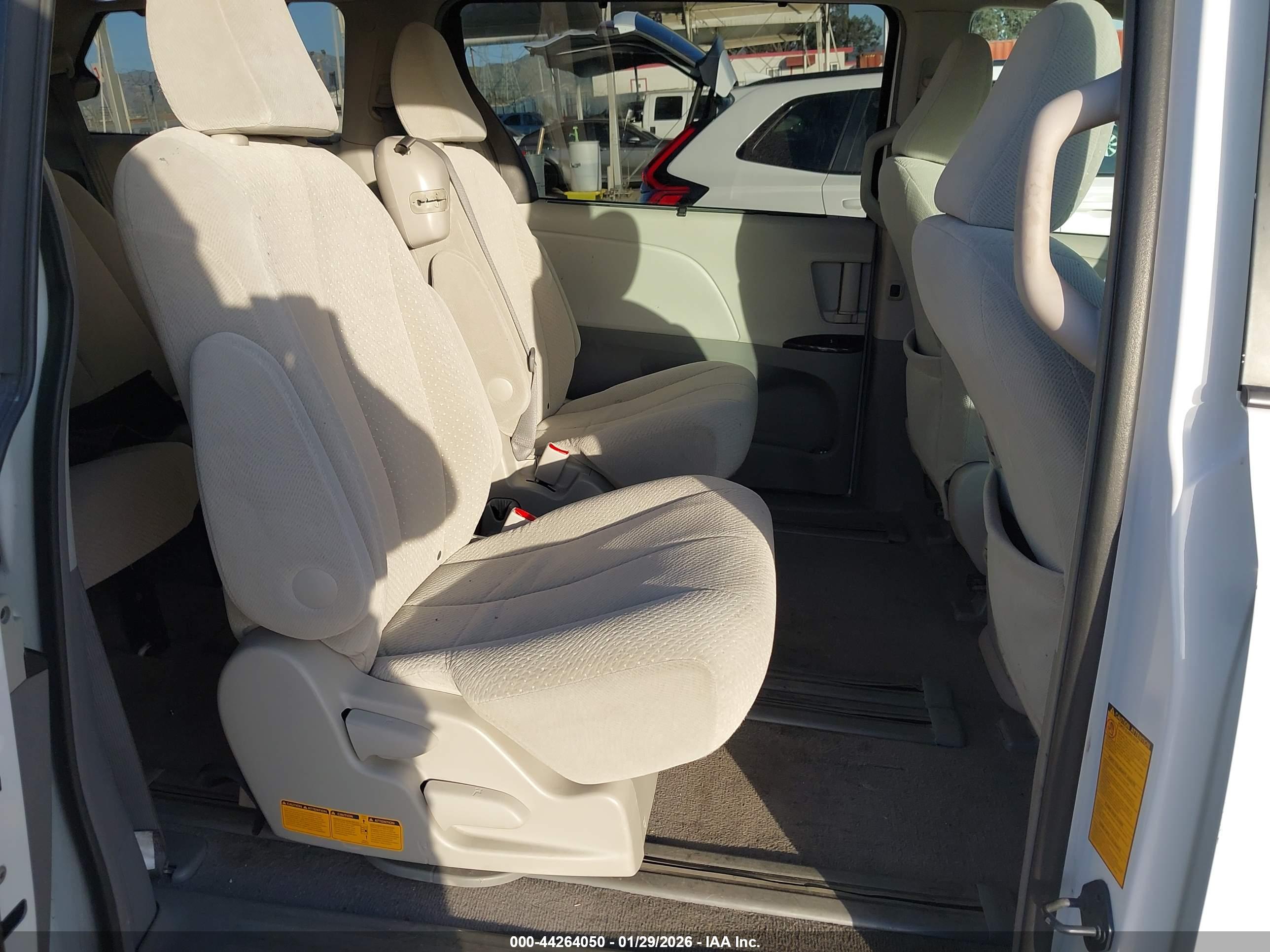 TOYOTA SIENNA image 8
