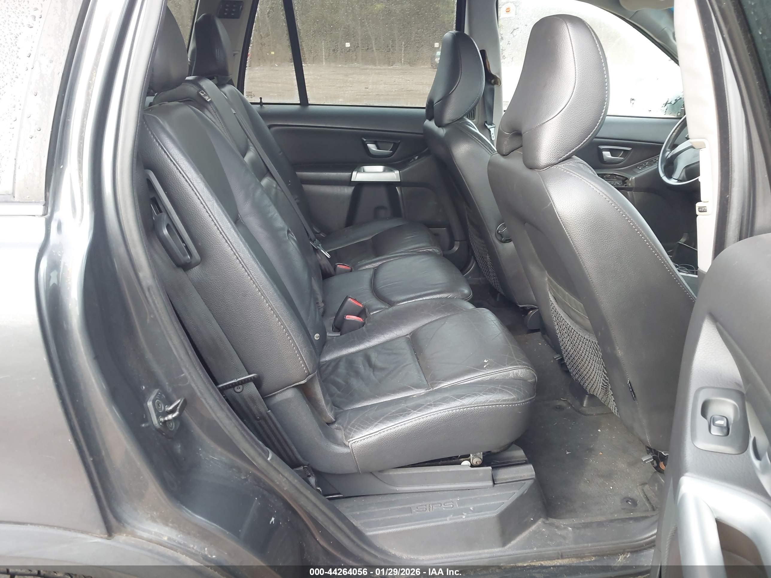 VOLVO XC90 image 8