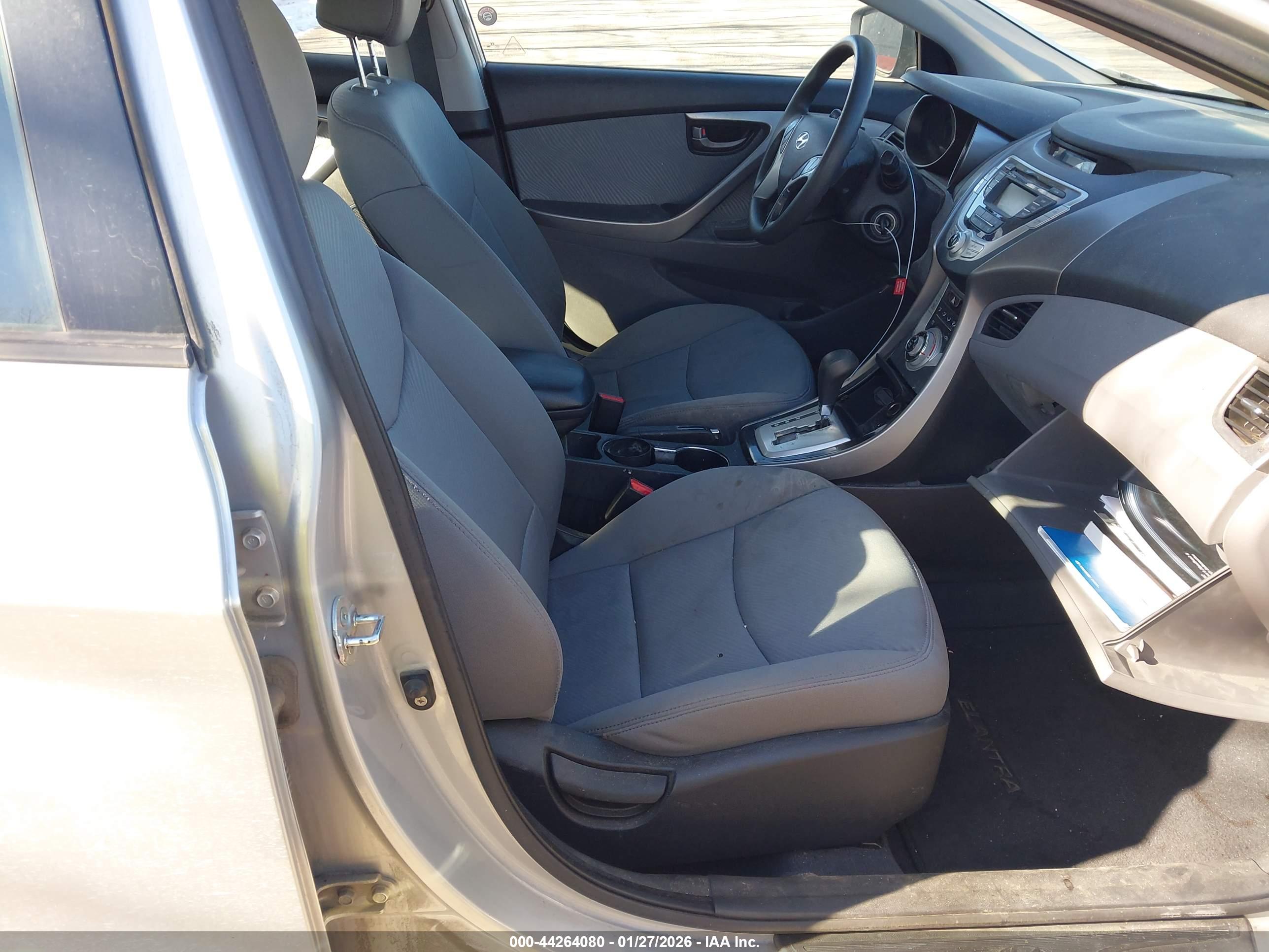 HYUNDAI ELANTRA image 5
