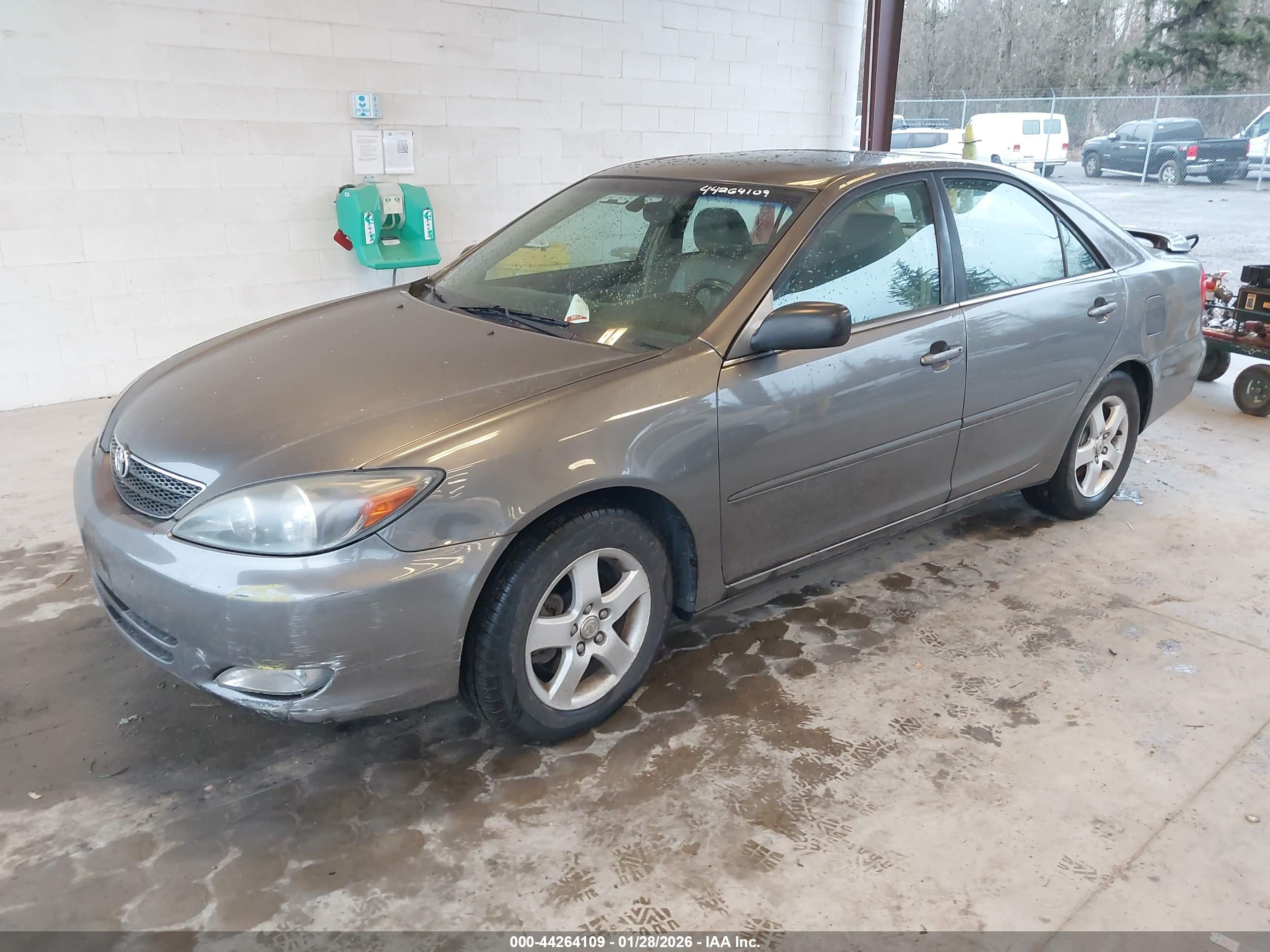 TOYOTA CAMRY image 2