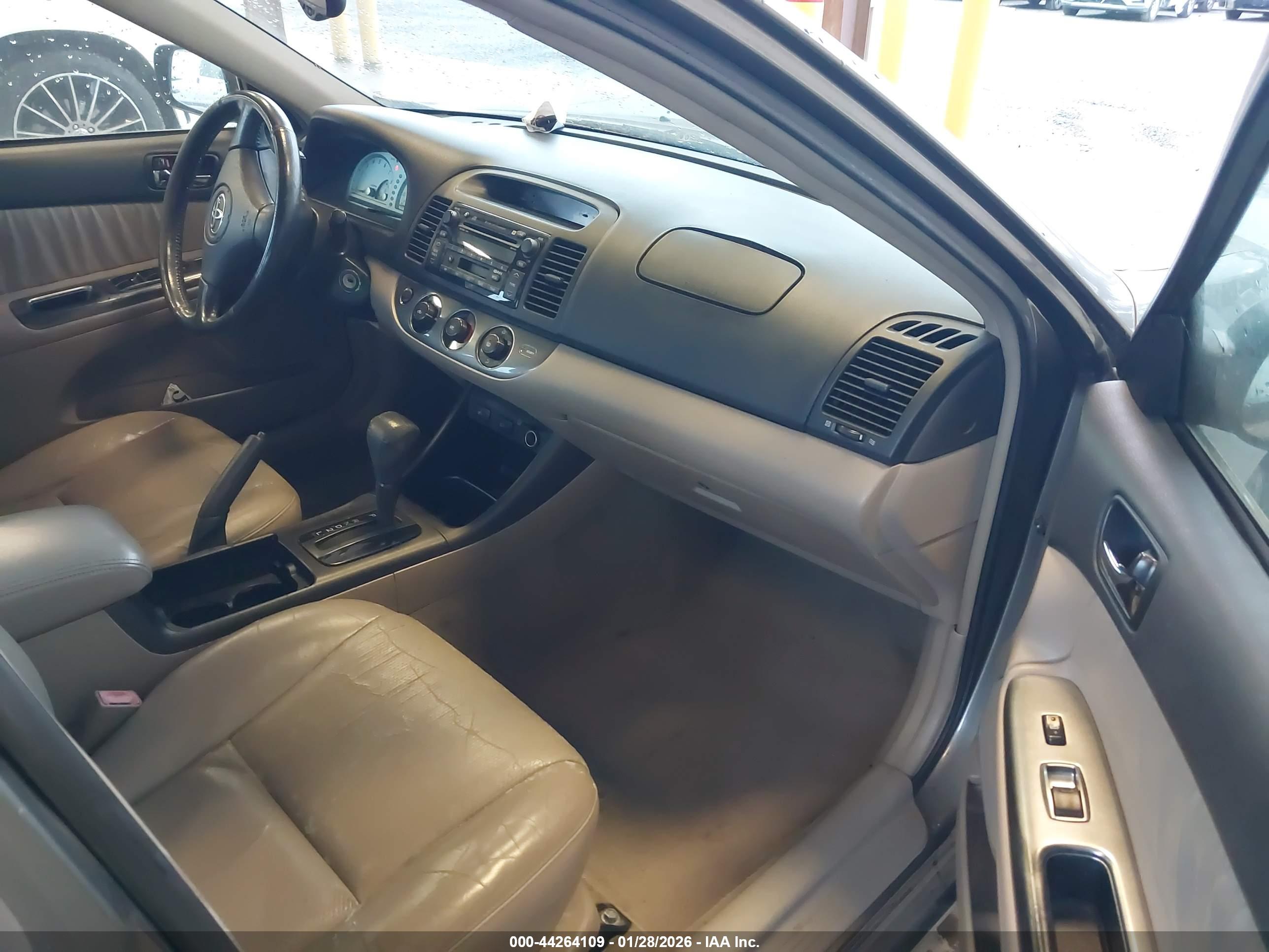TOYOTA CAMRY image 5