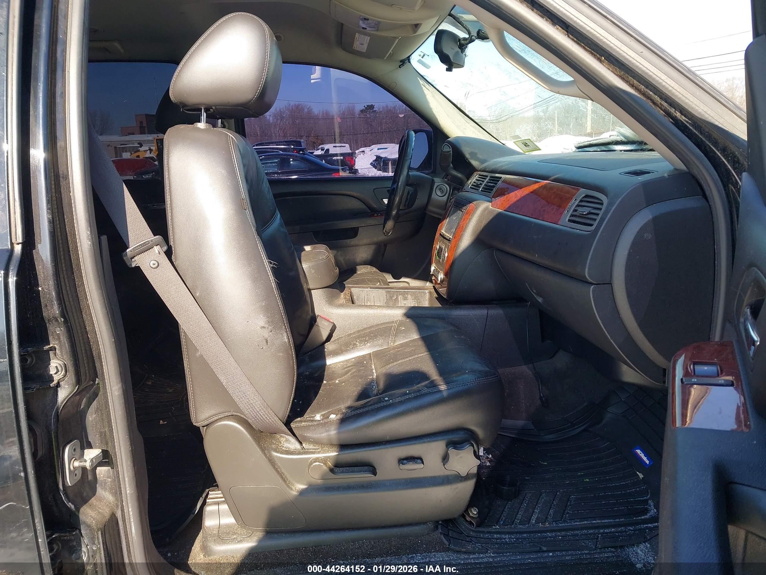 CHEVROLET SUBURBAN image 5