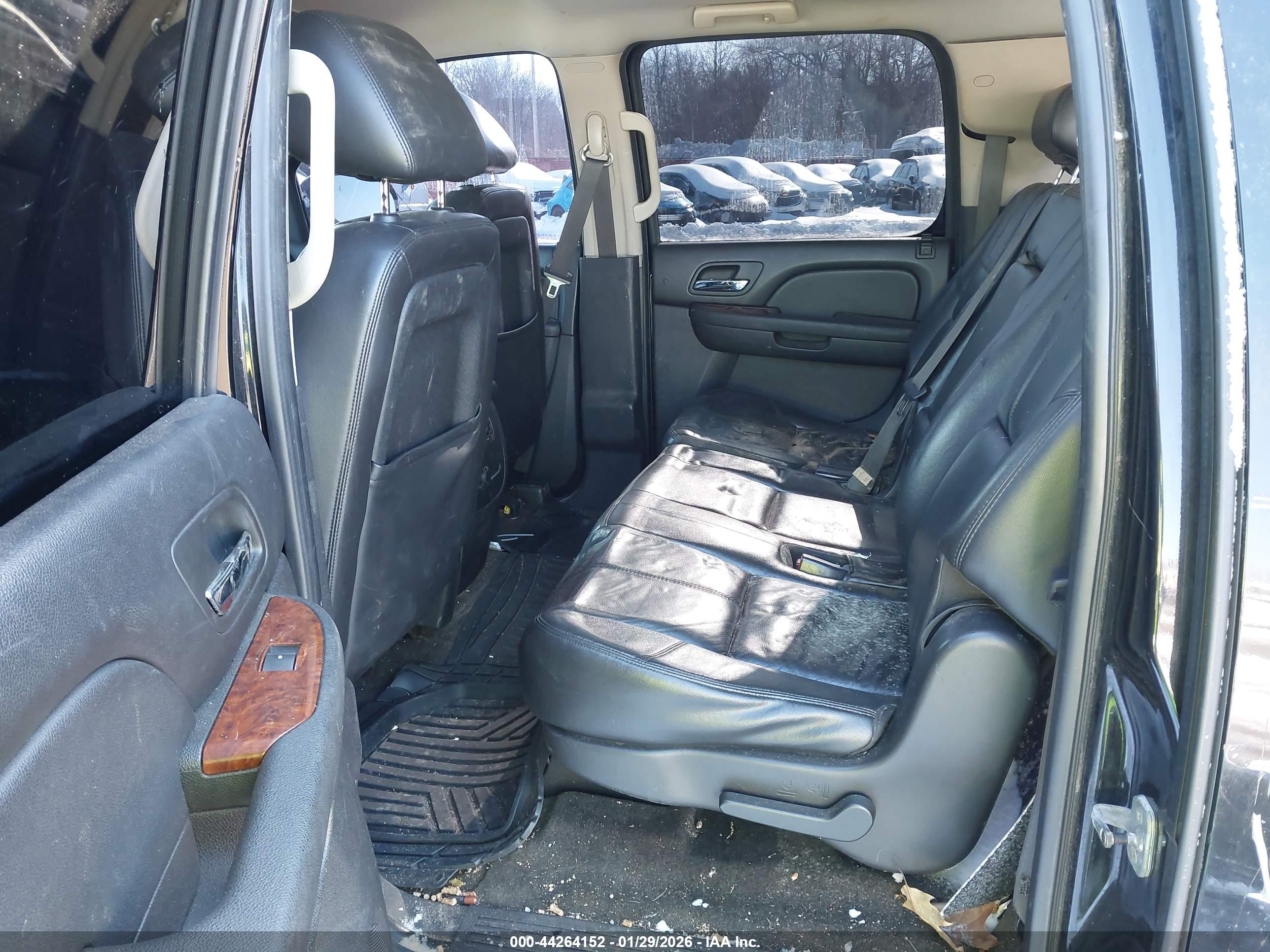 CHEVROLET SUBURBAN image 8