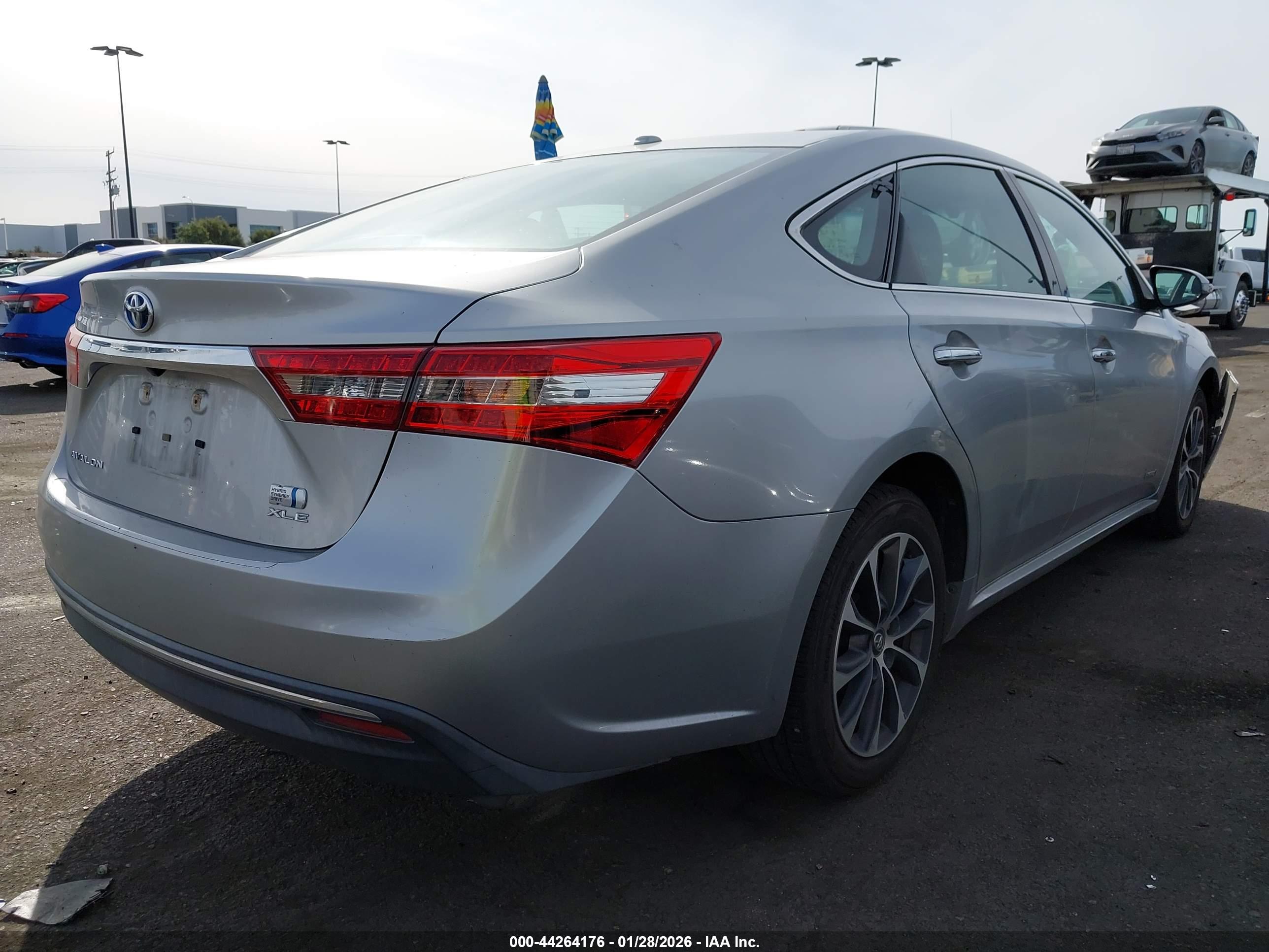 TOYOTA AVALON image 4
