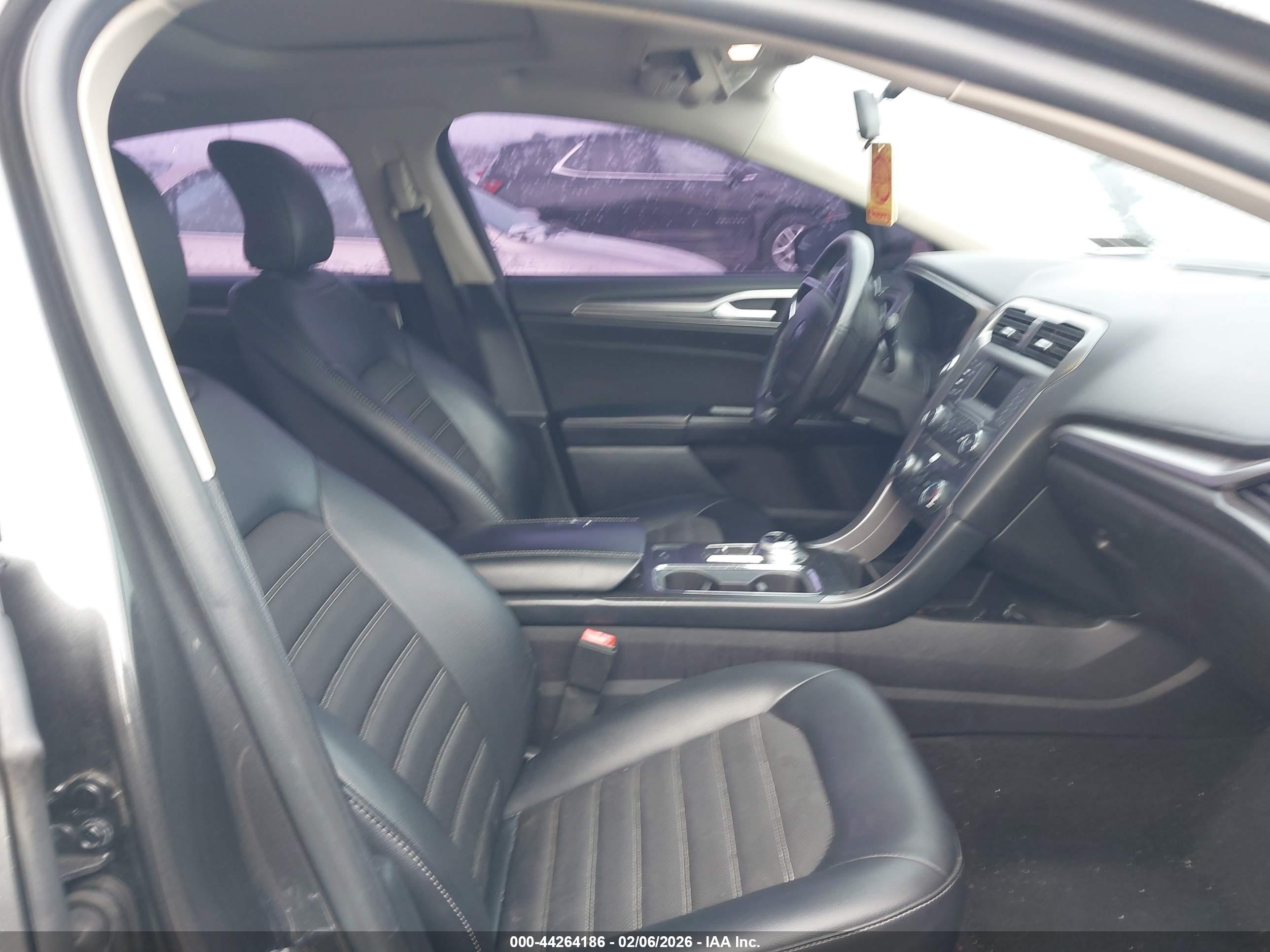 FORD FUSION image 5