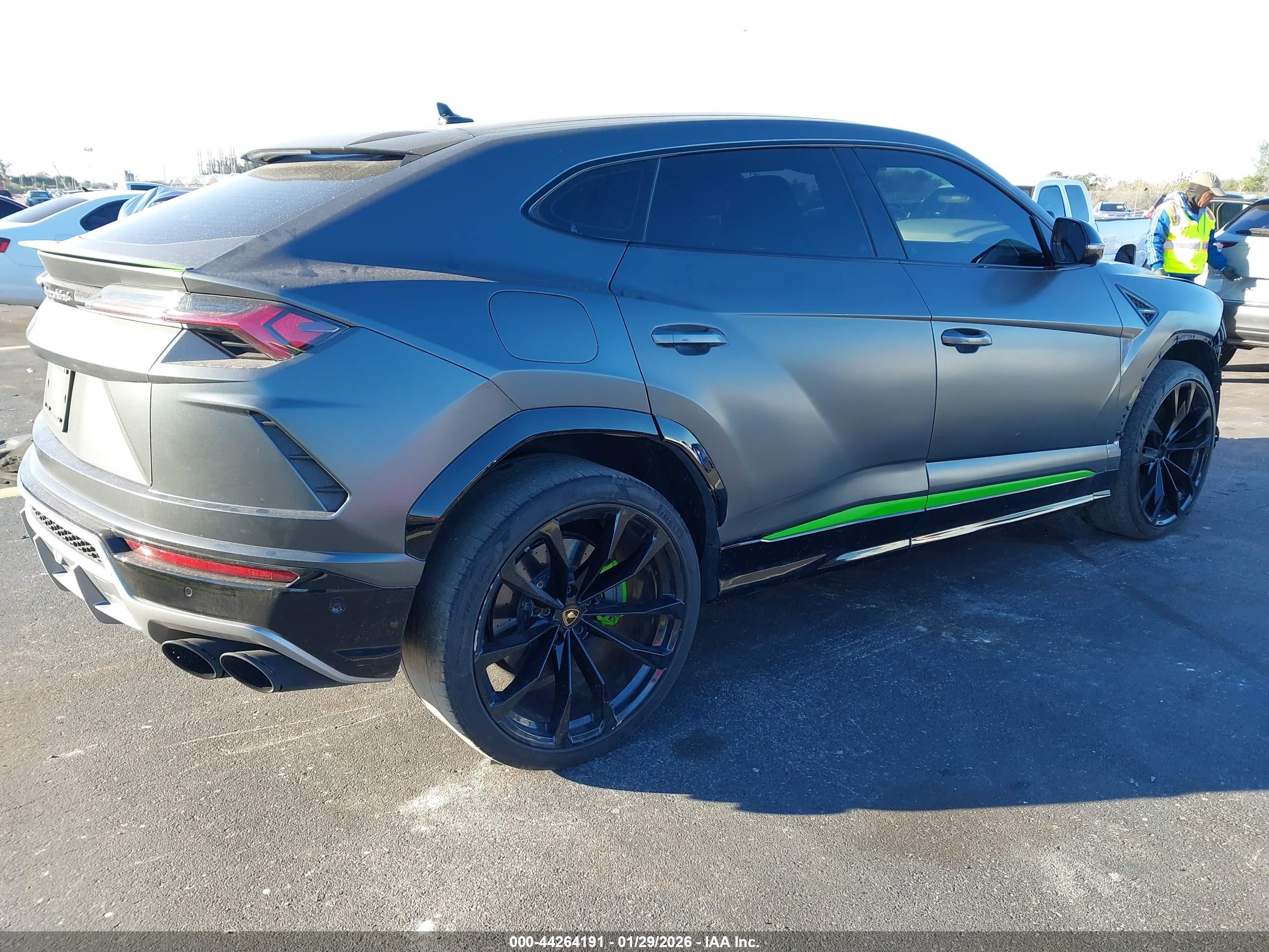 LAMBORGHINI URUS image 4