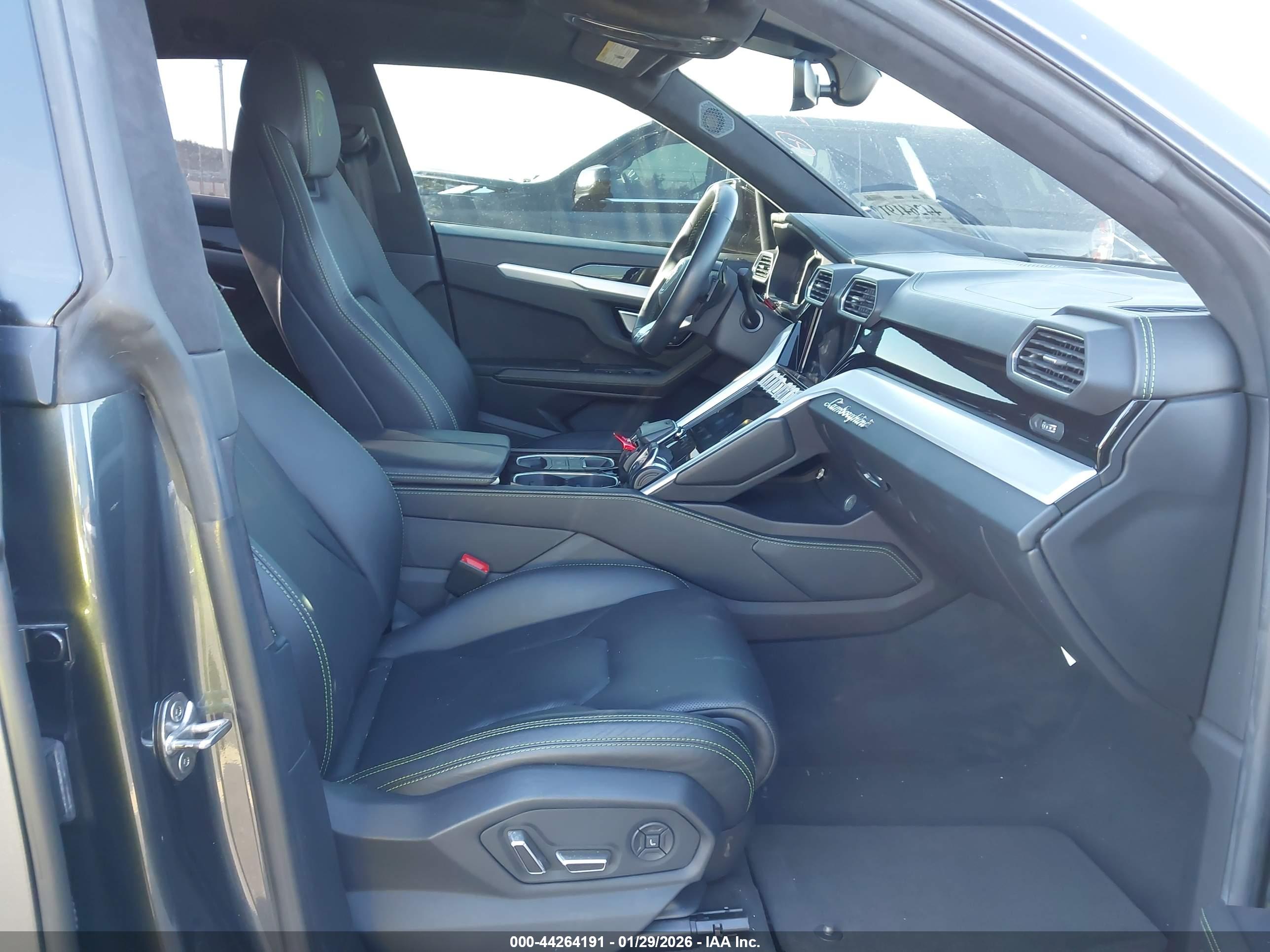 LAMBORGHINI URUS image 5