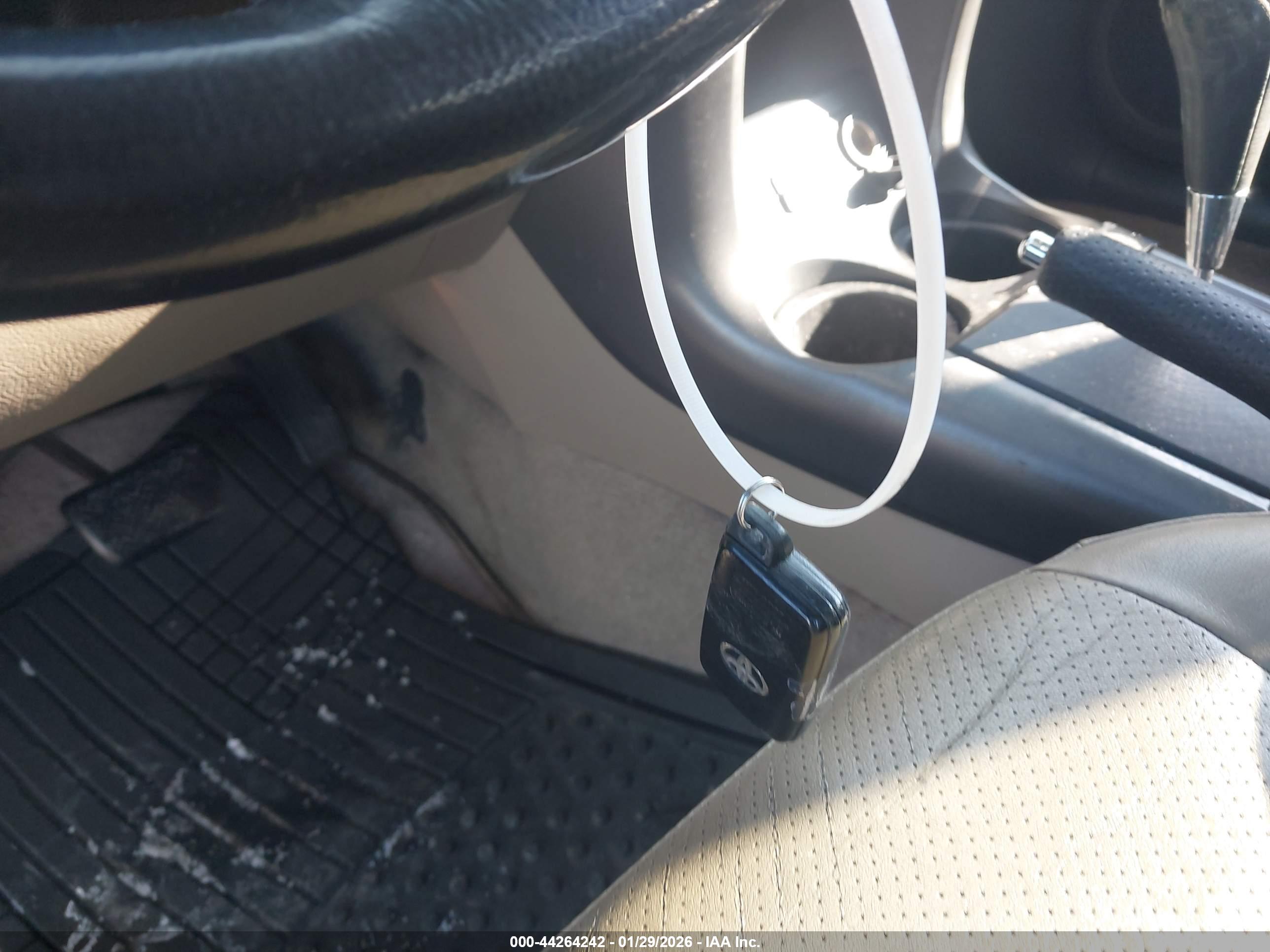 TOYOTA RAV4 image 11