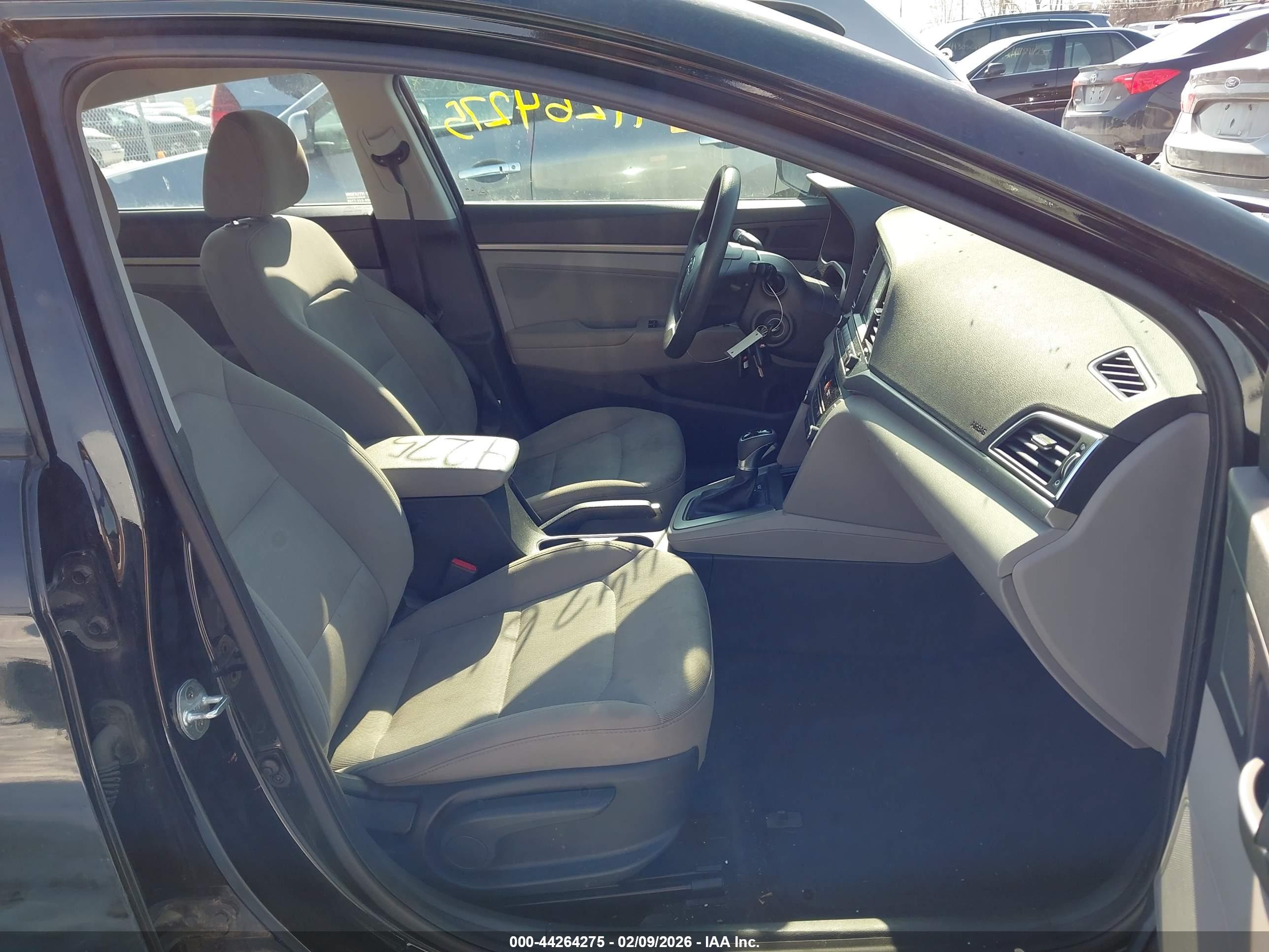 HYUNDAI ELANTRA image 5