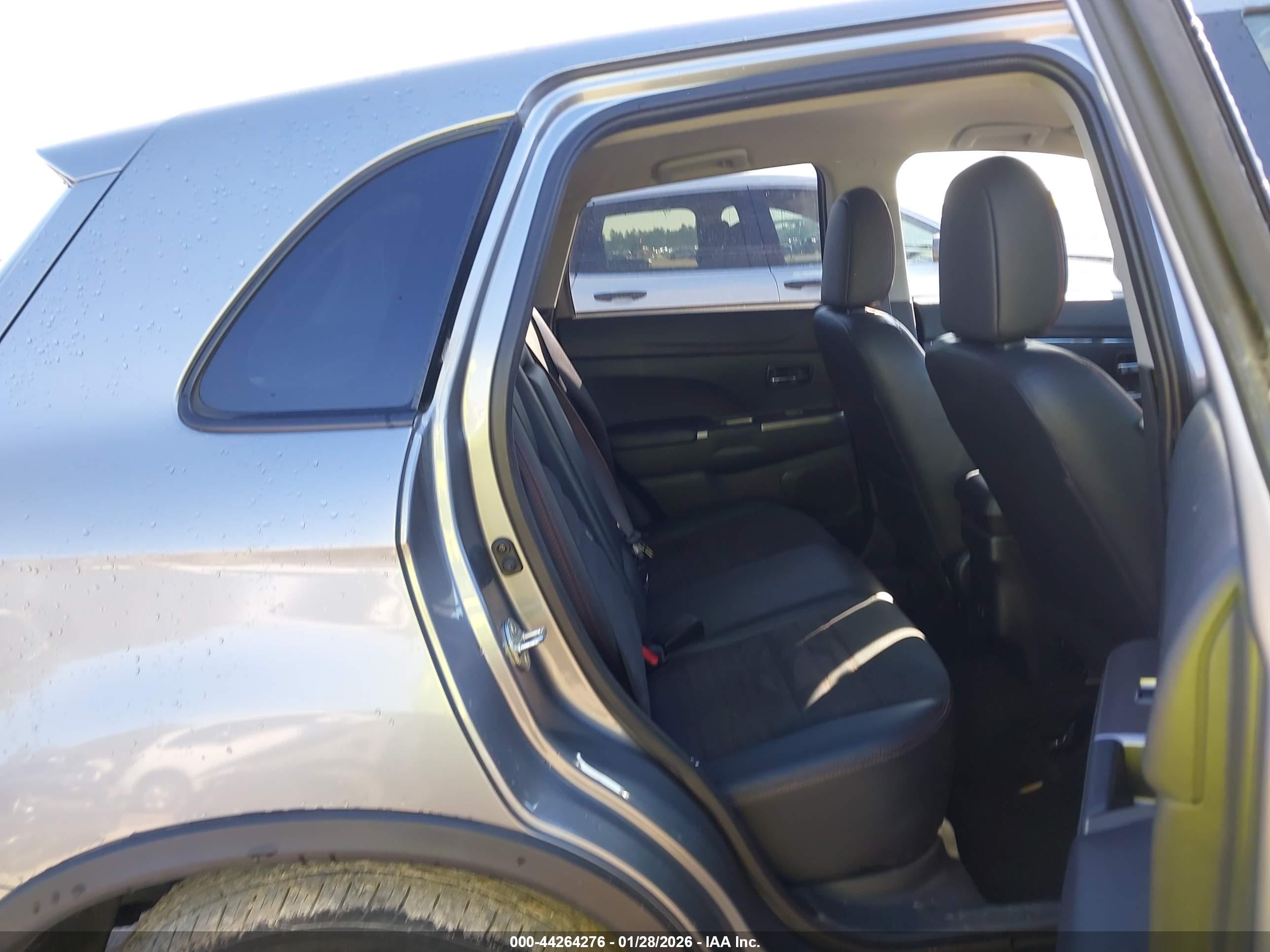 MITSUBISHI OUTLANDER image 8