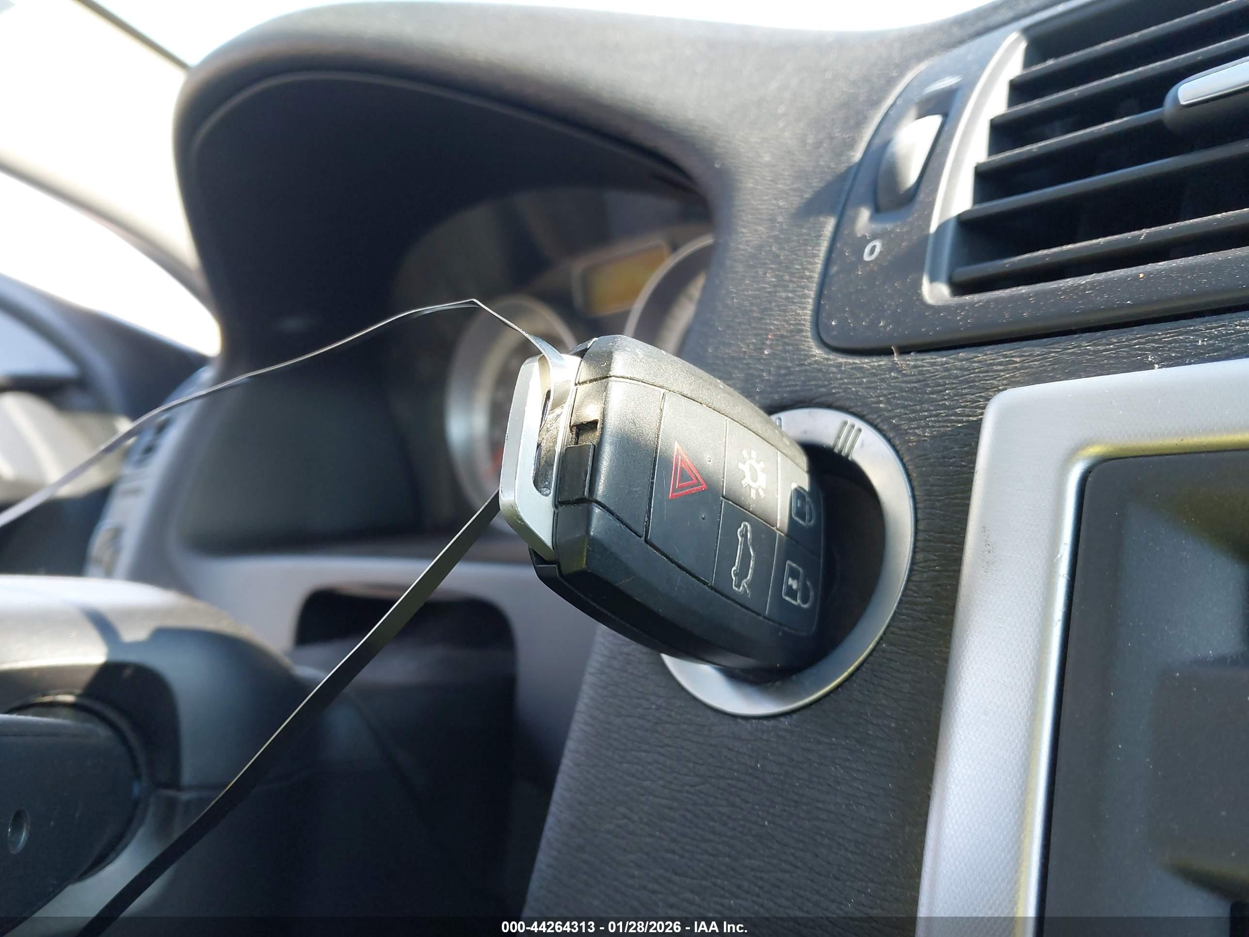 VOLVO C70 image 11