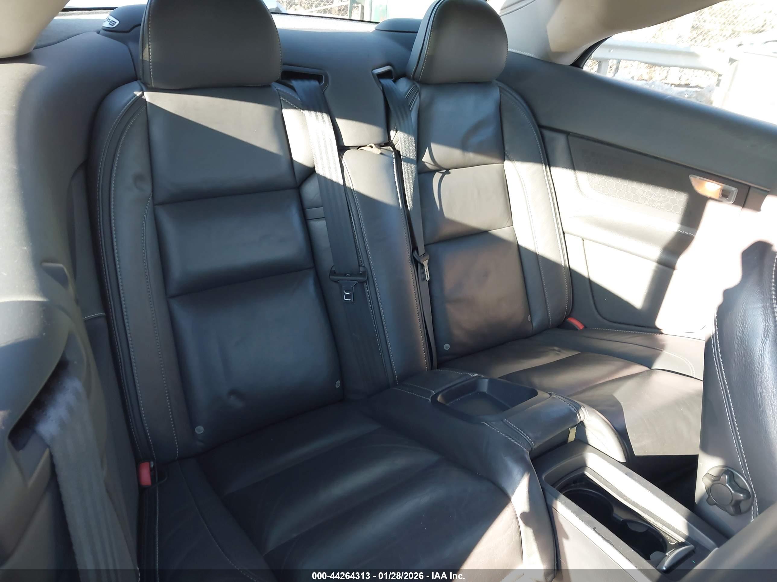 VOLVO C70 image 8