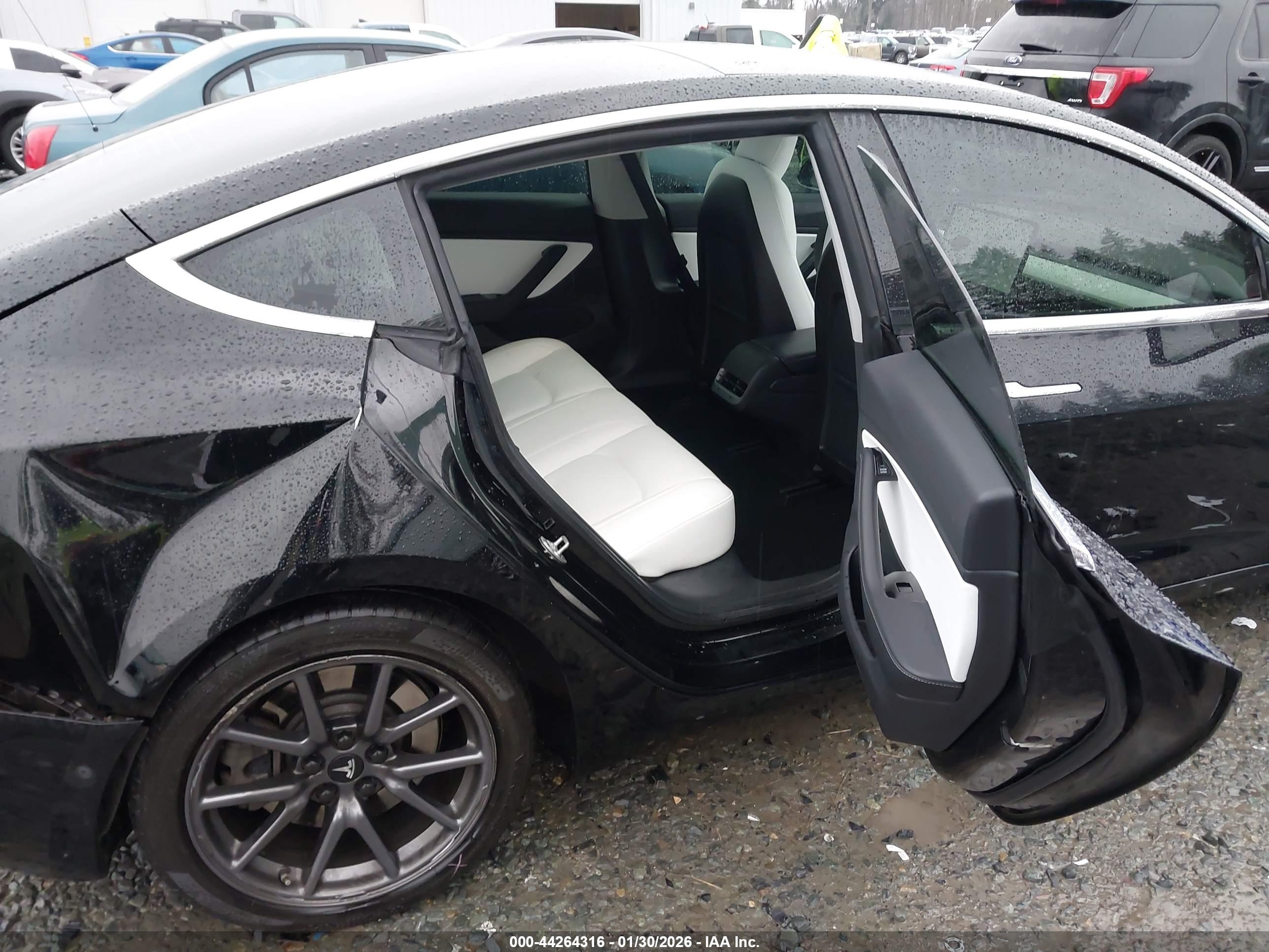 TESLA MODEL image 8