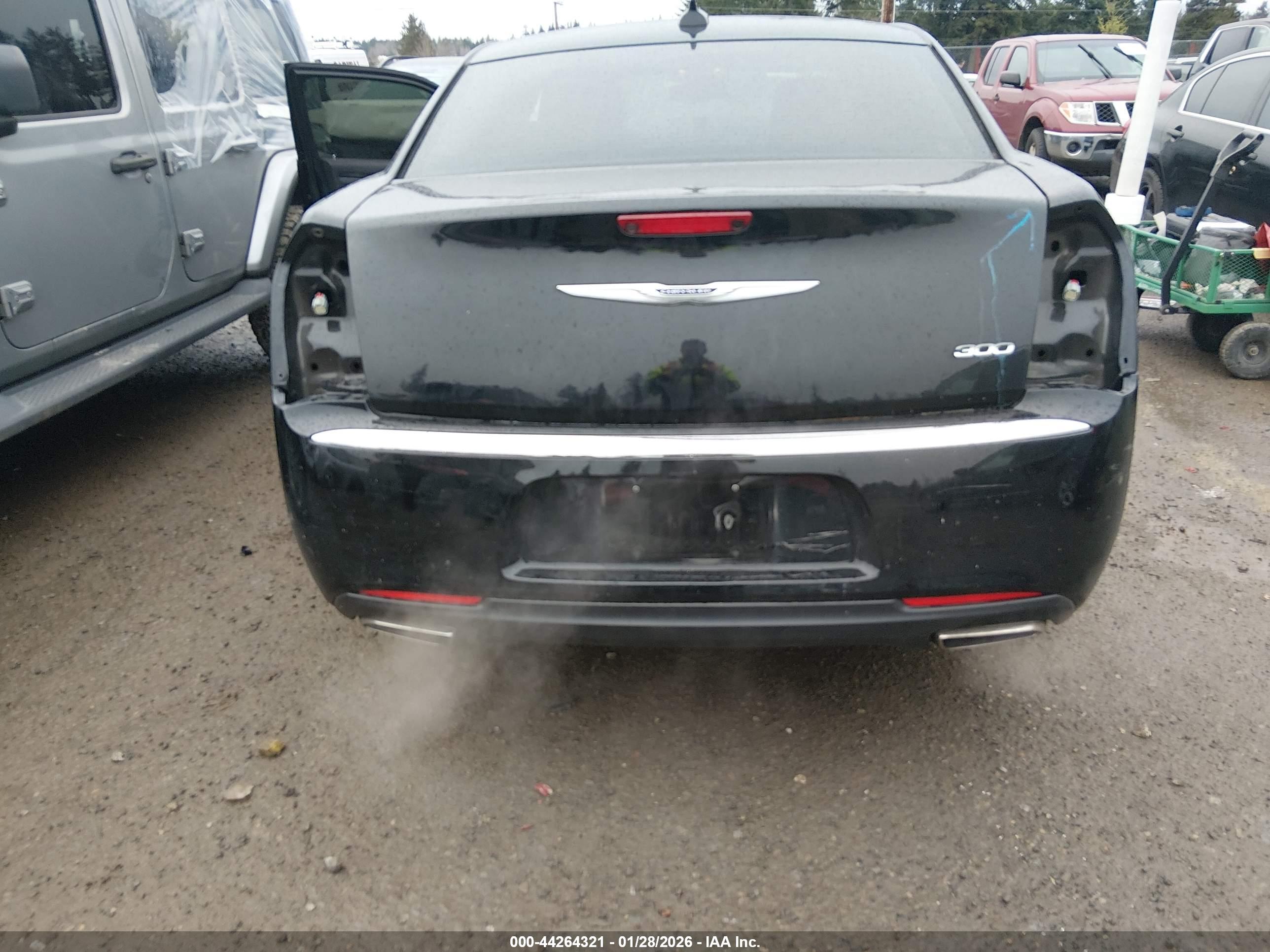 CHRYSLER 300 image 6