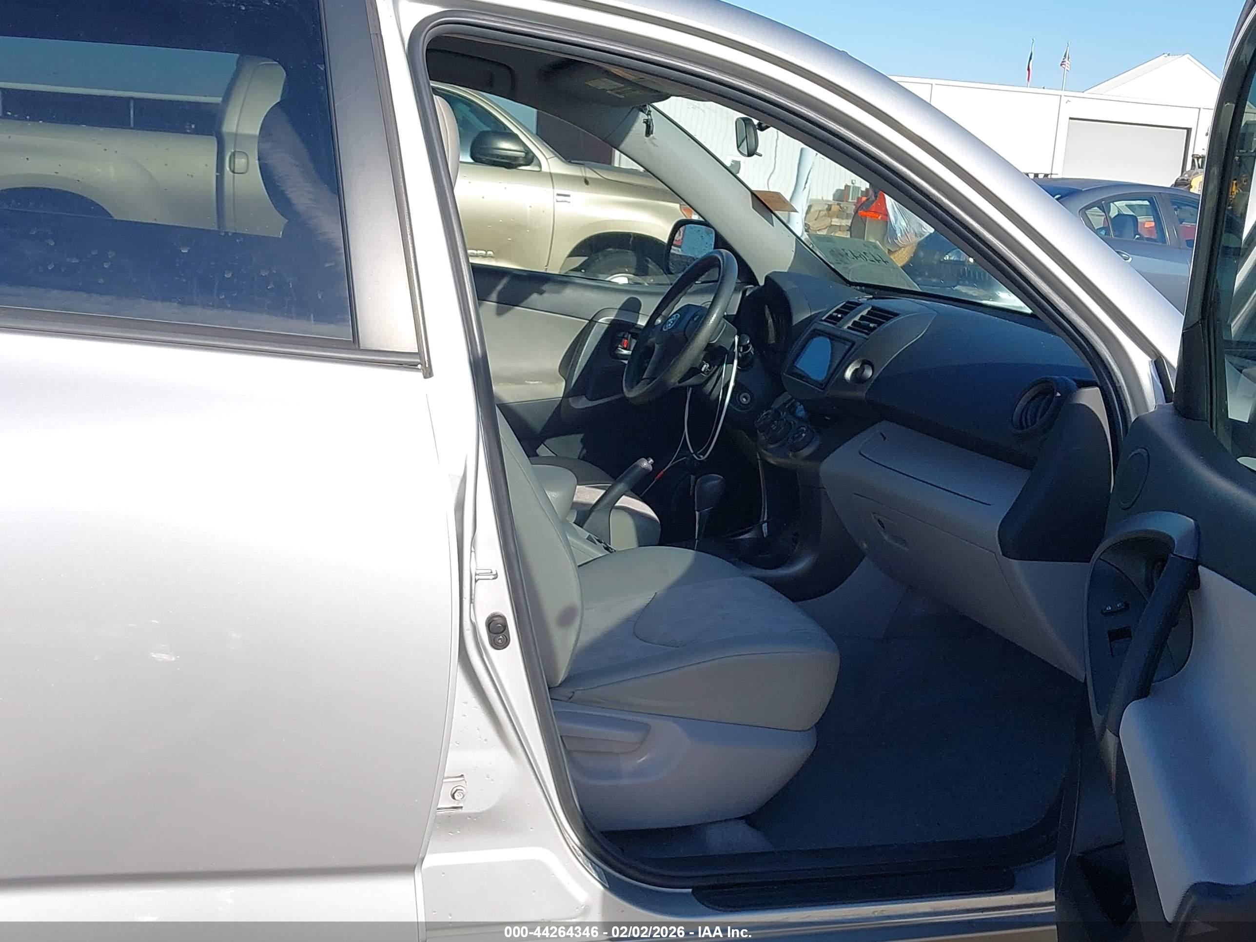 TOYOTA RAV4 image 5