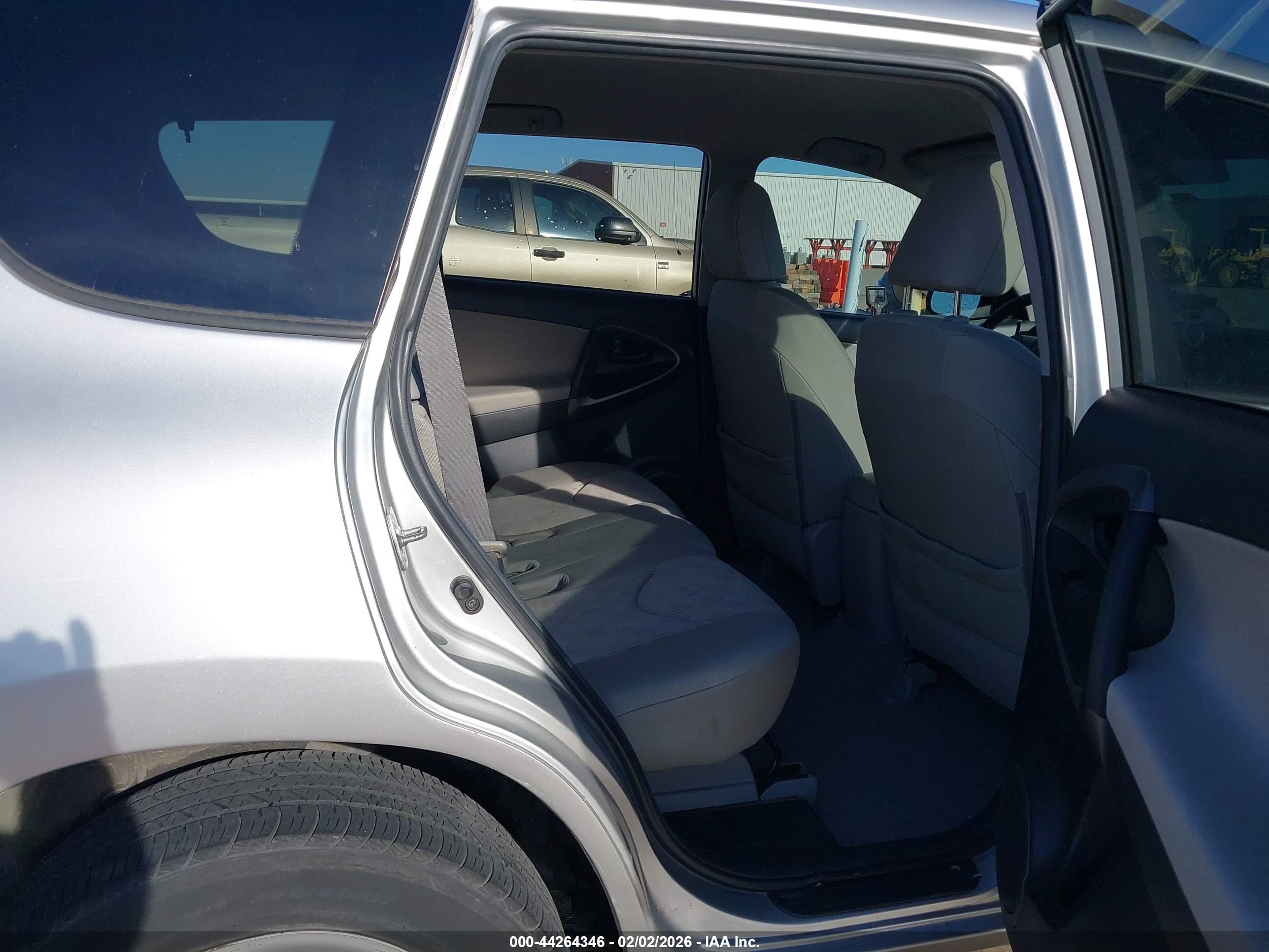 TOYOTA RAV4 image 8