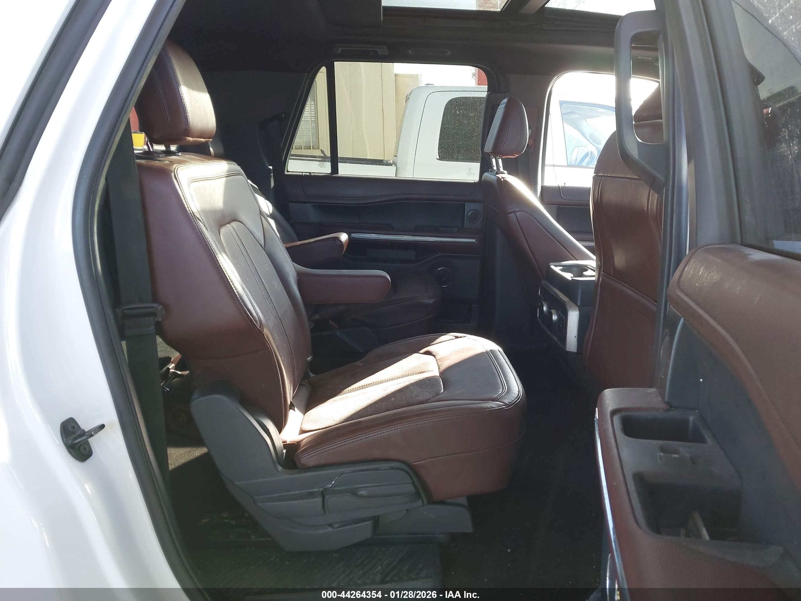 FORD EXPEDITION image 8