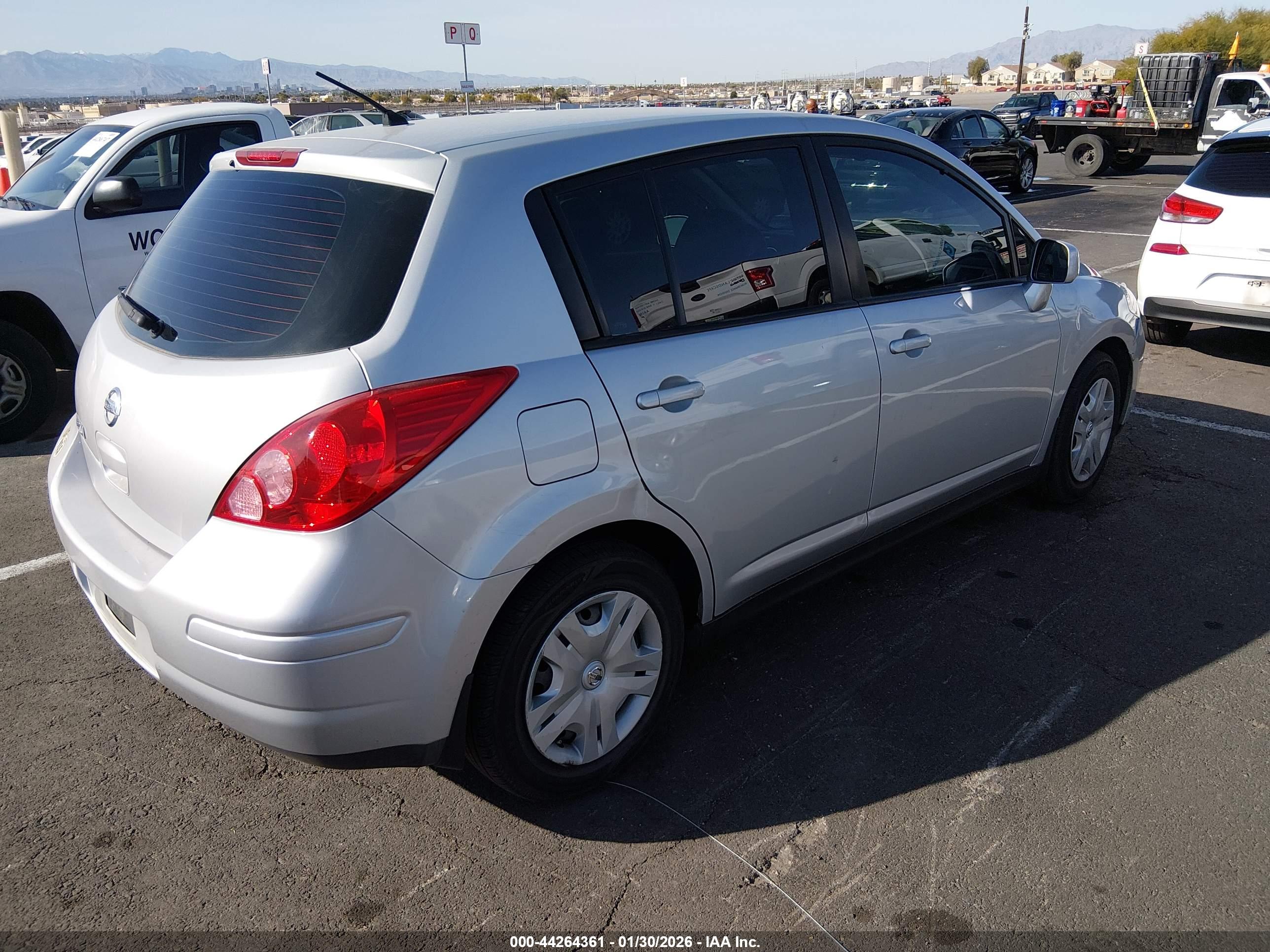 NISSAN VERSA image 4