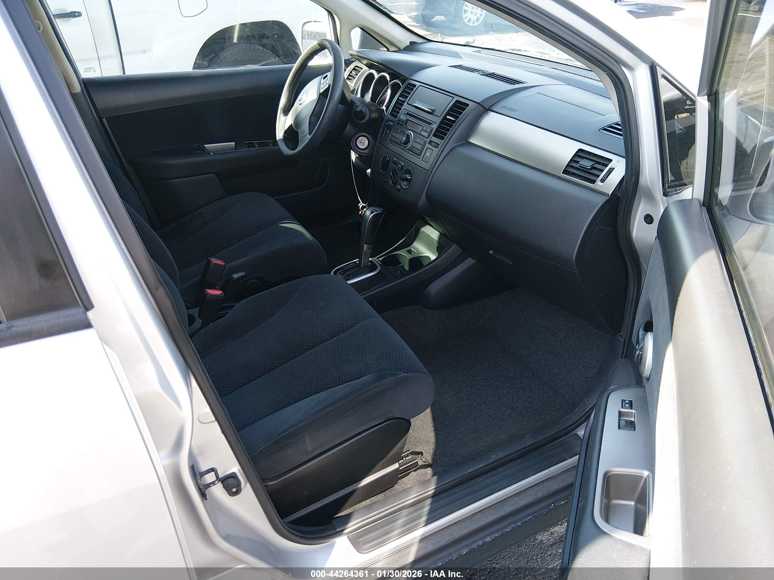 NISSAN VERSA image 5