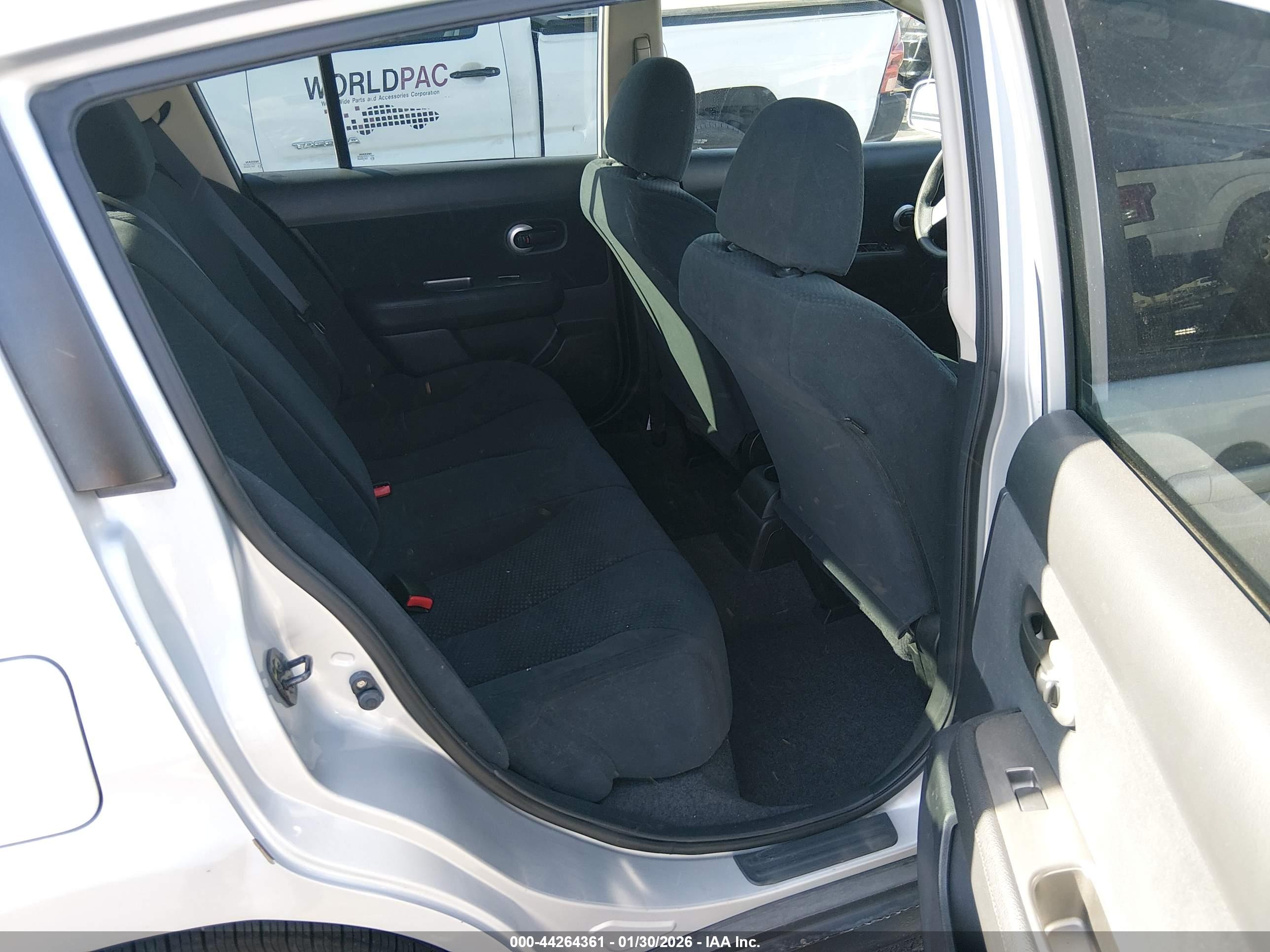 NISSAN VERSA image 8