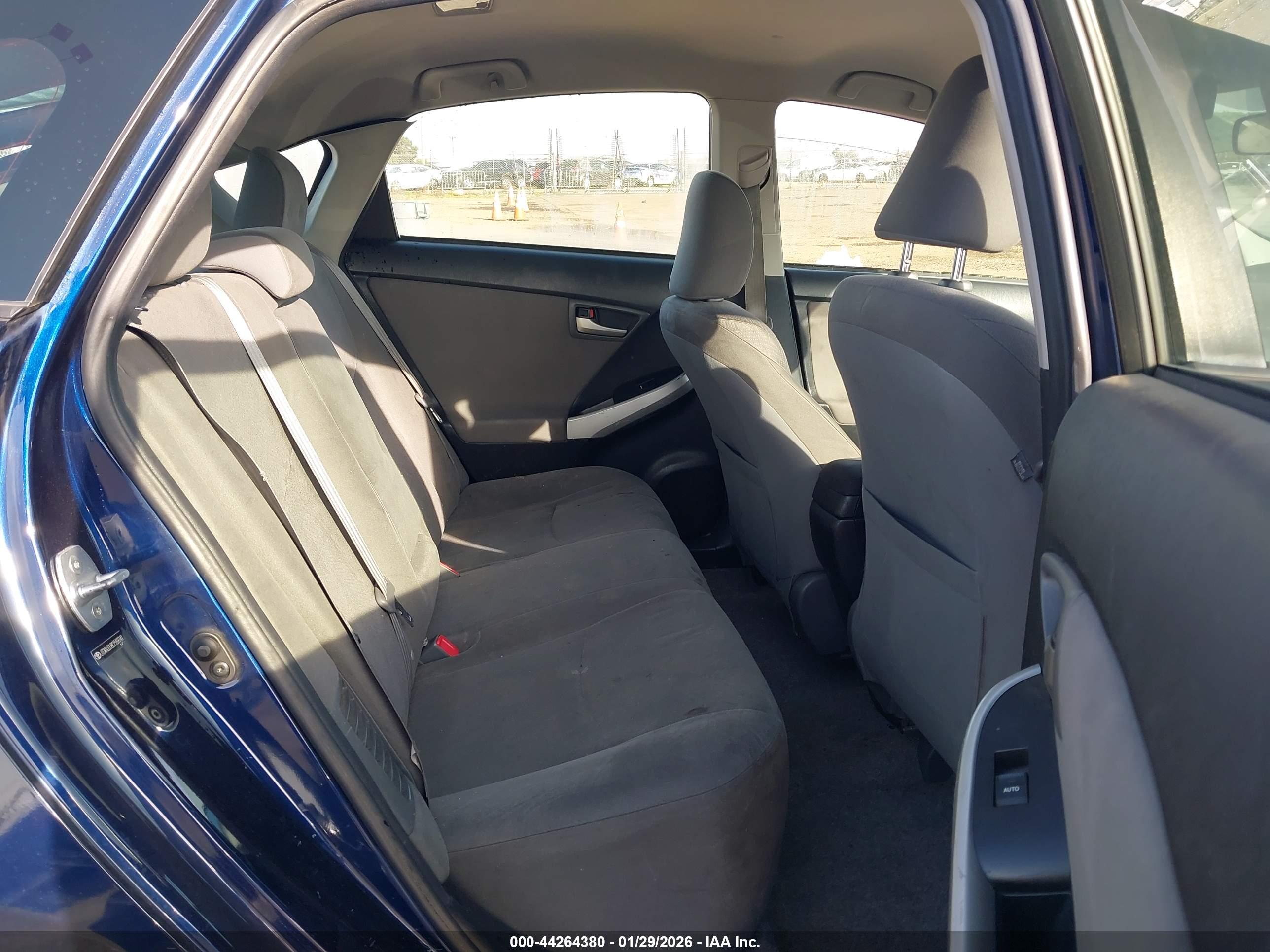 TOYOTA PRIUS image 8