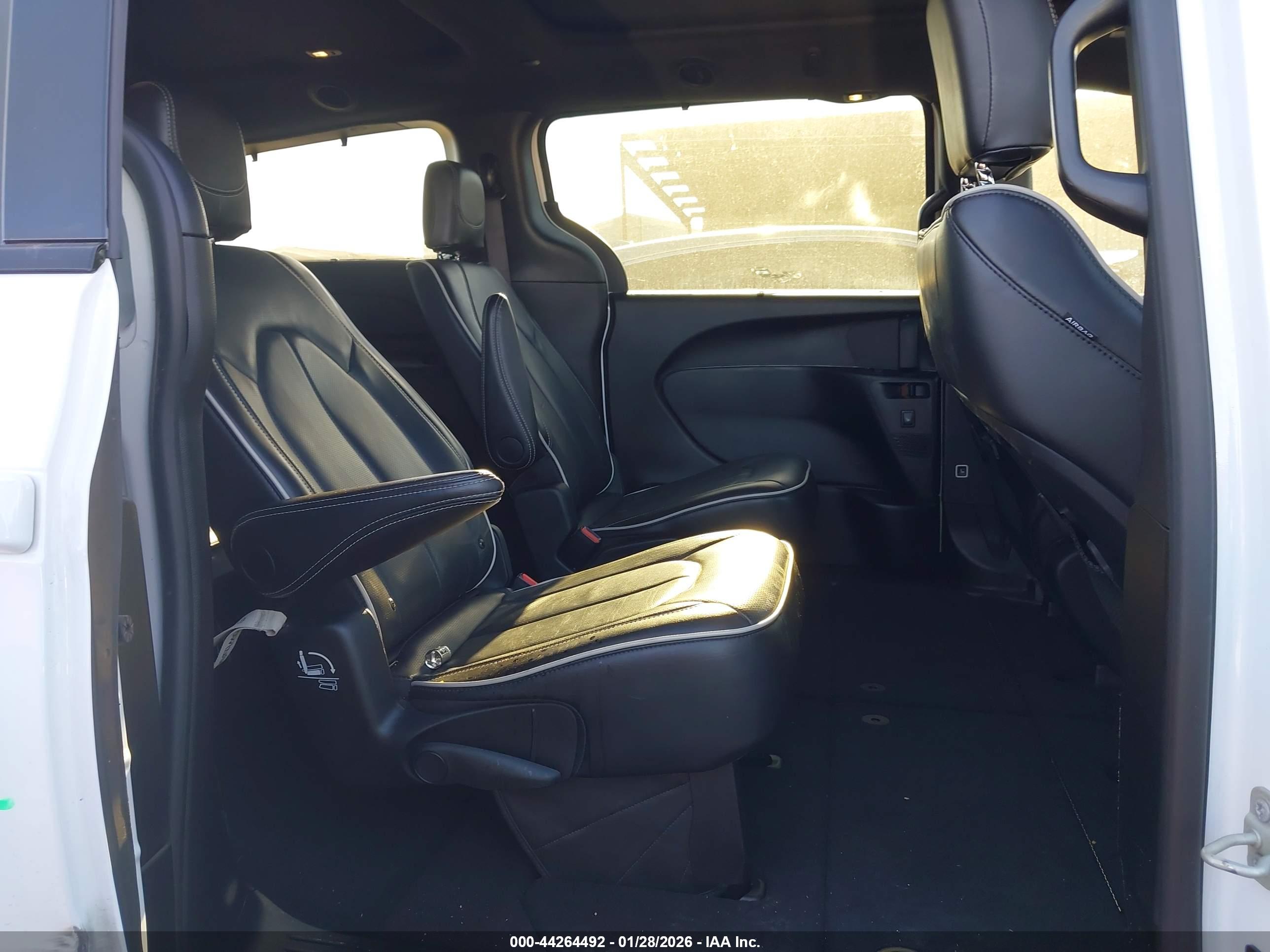 CHRYSLER PACIFICA image 8