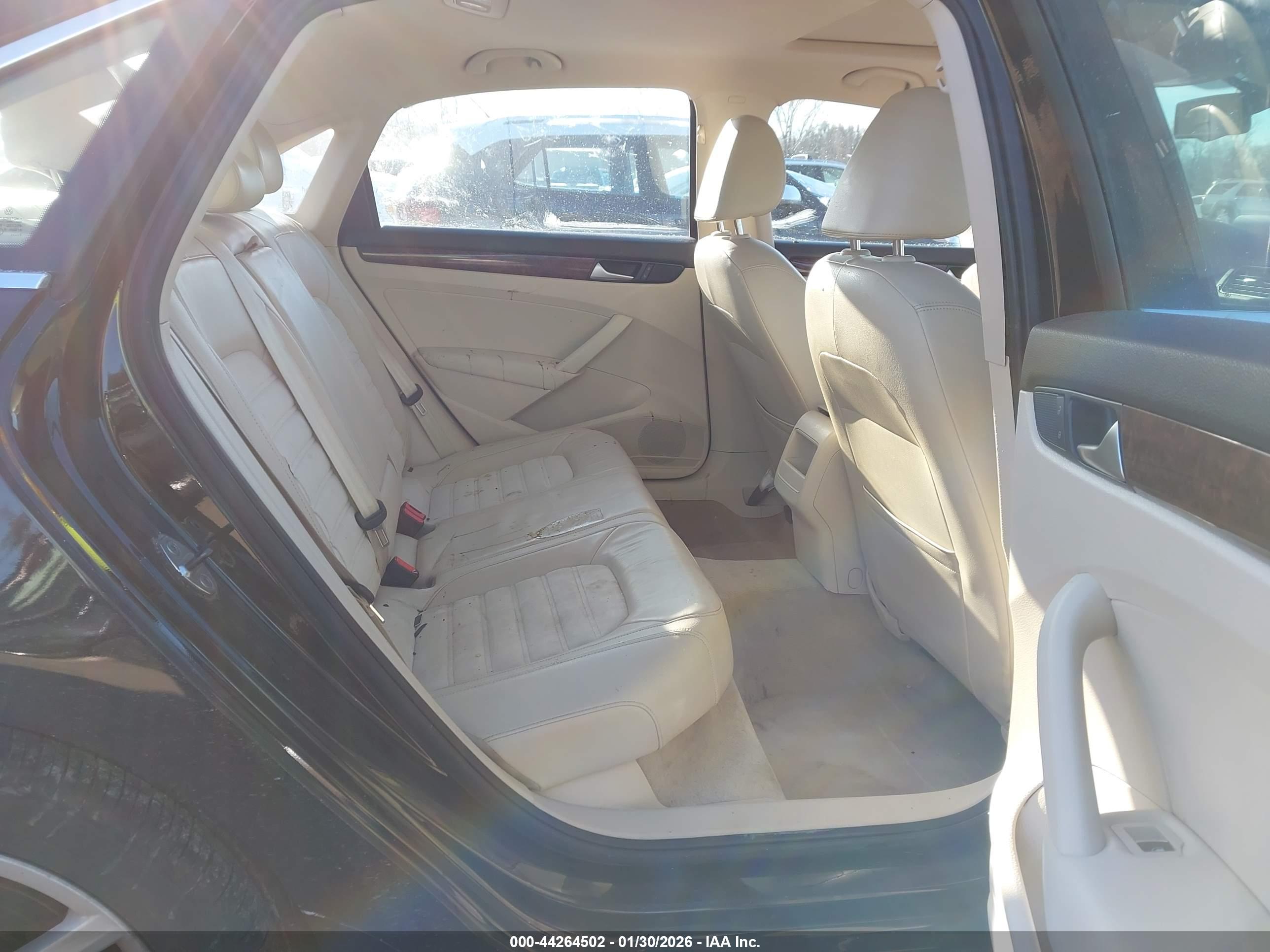 VOLKSWAGEN PASSAT image 8