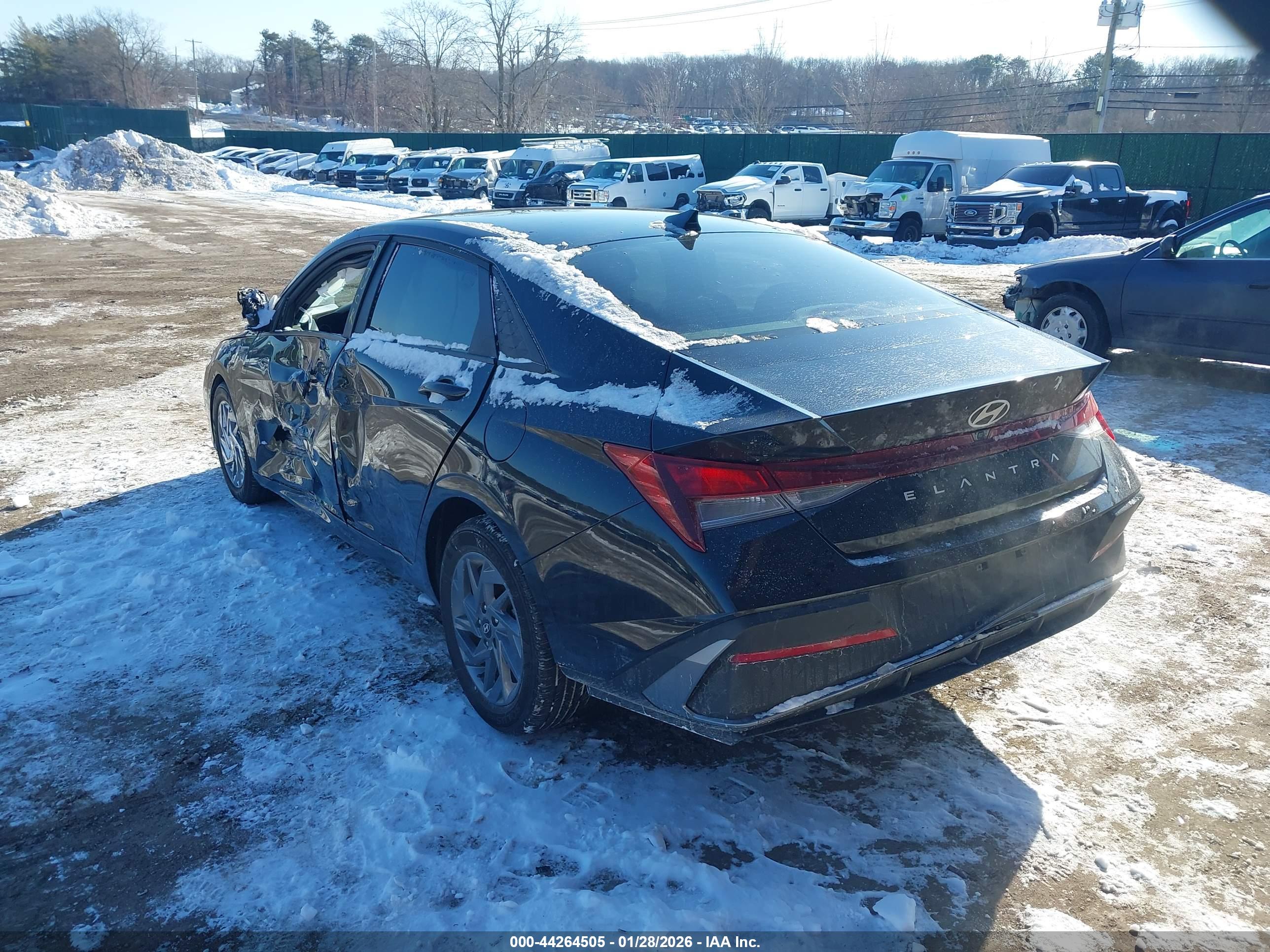 HYUNDAI ELANTRA image 3