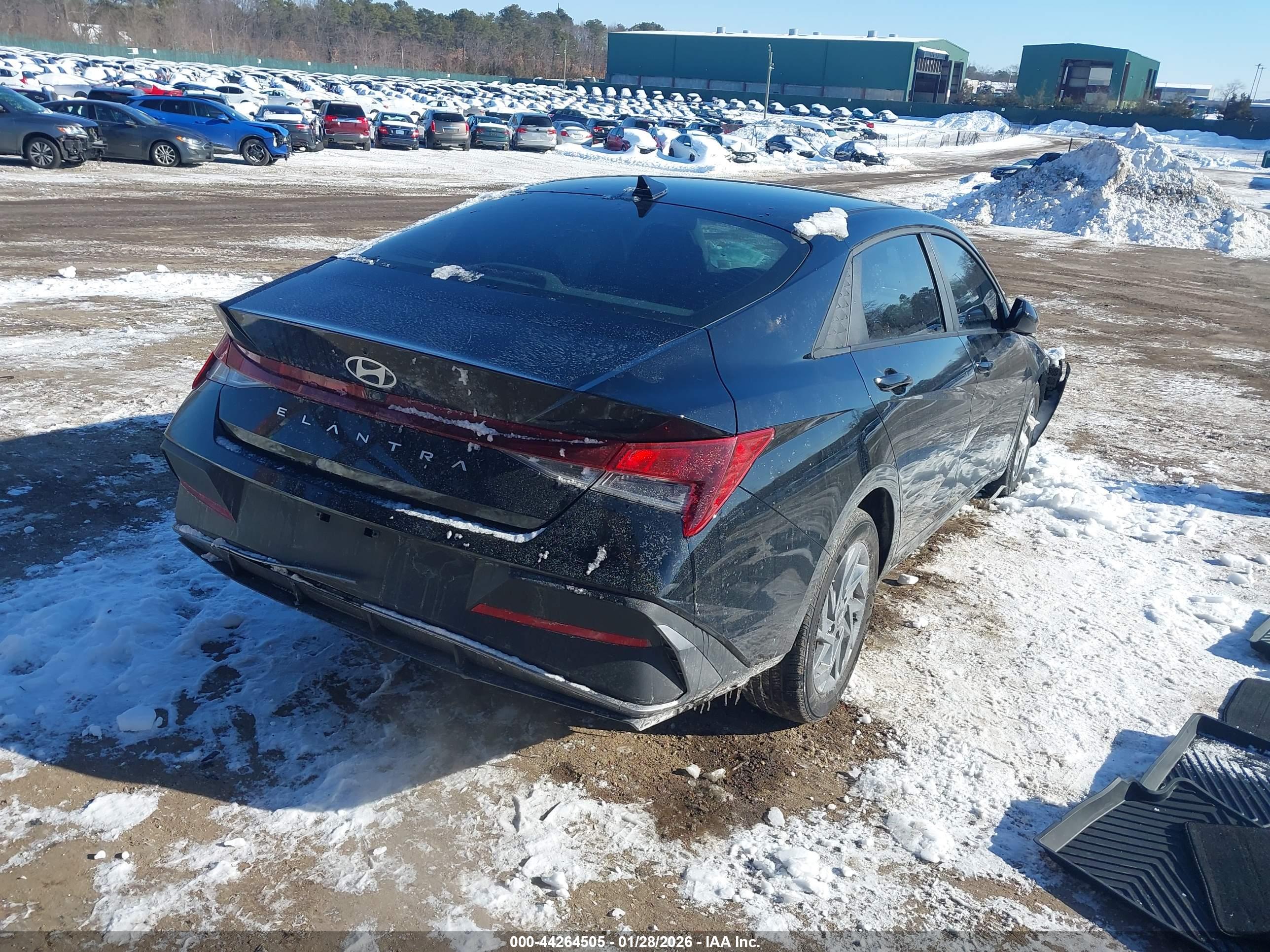 HYUNDAI ELANTRA image 4