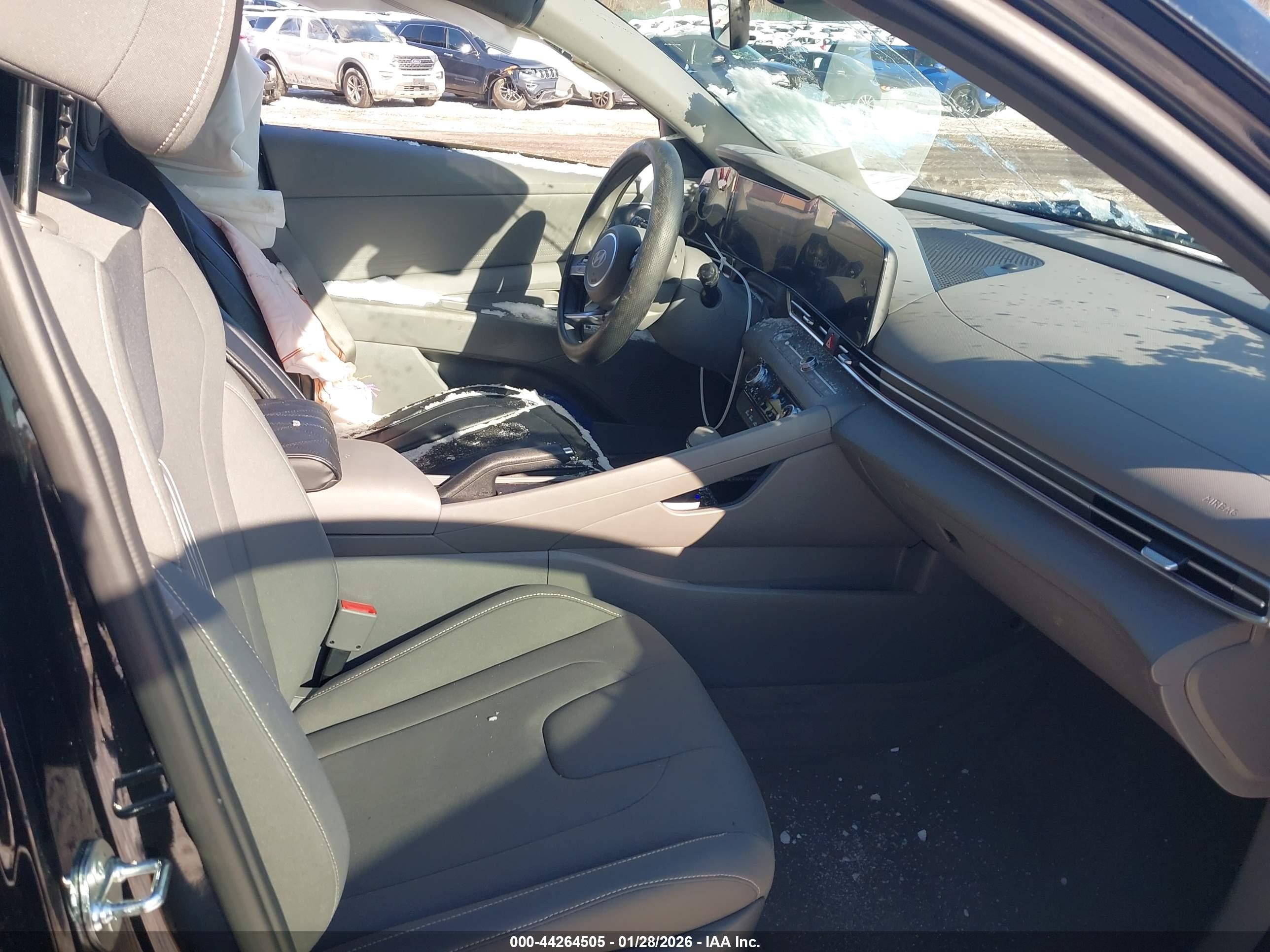 HYUNDAI ELANTRA image 5