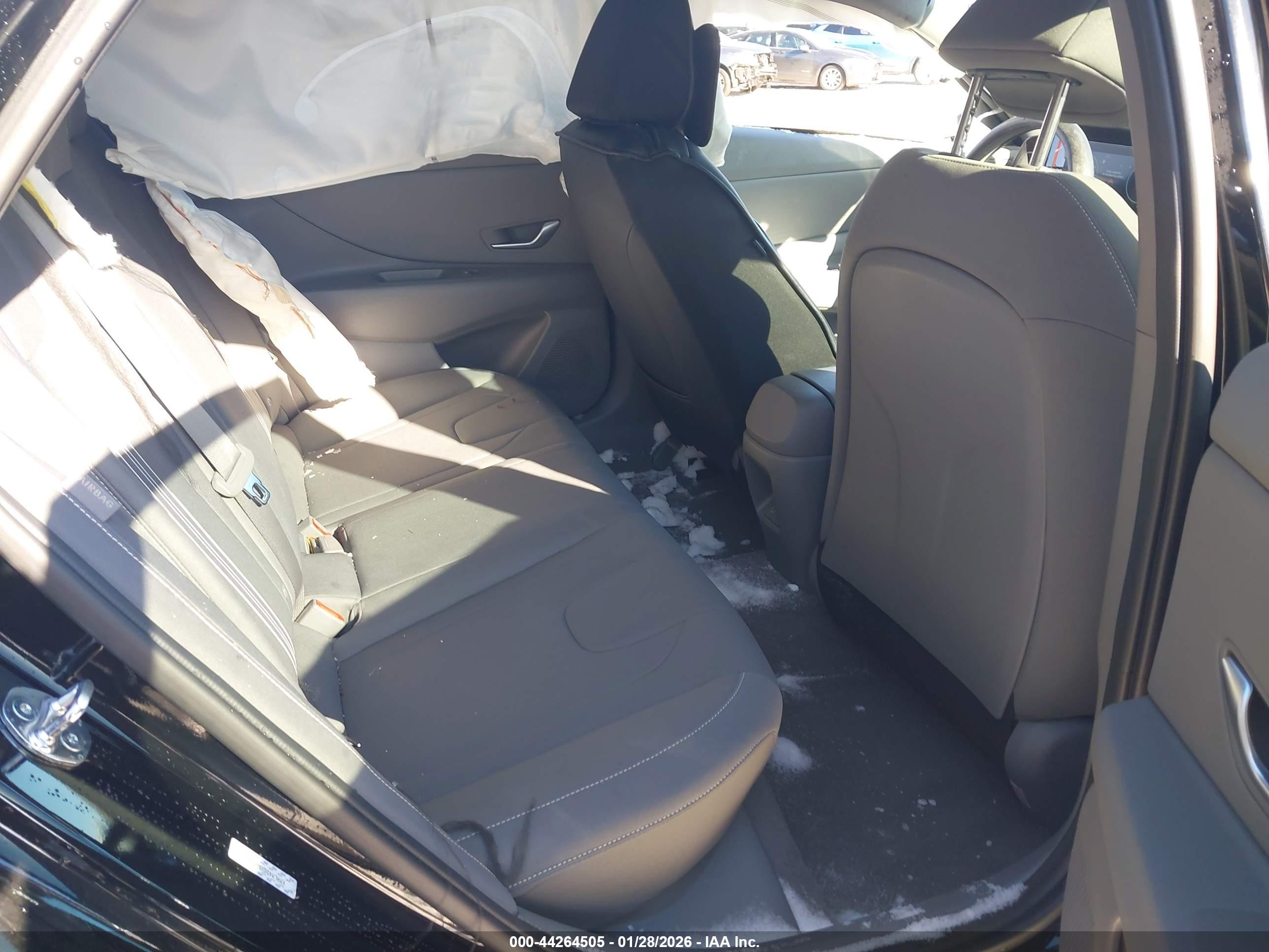 HYUNDAI ELANTRA image 8