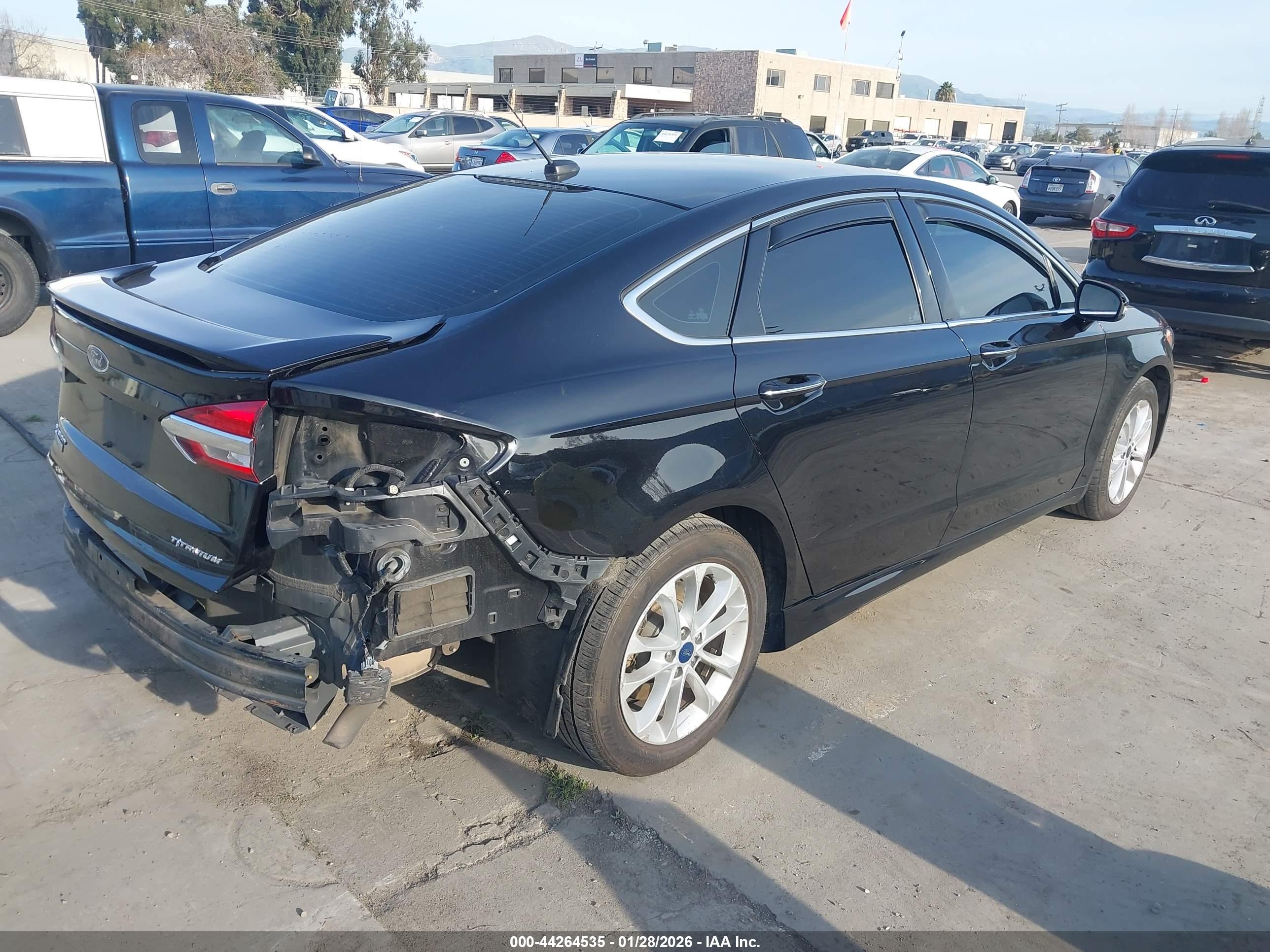 FORD FUSION image 4