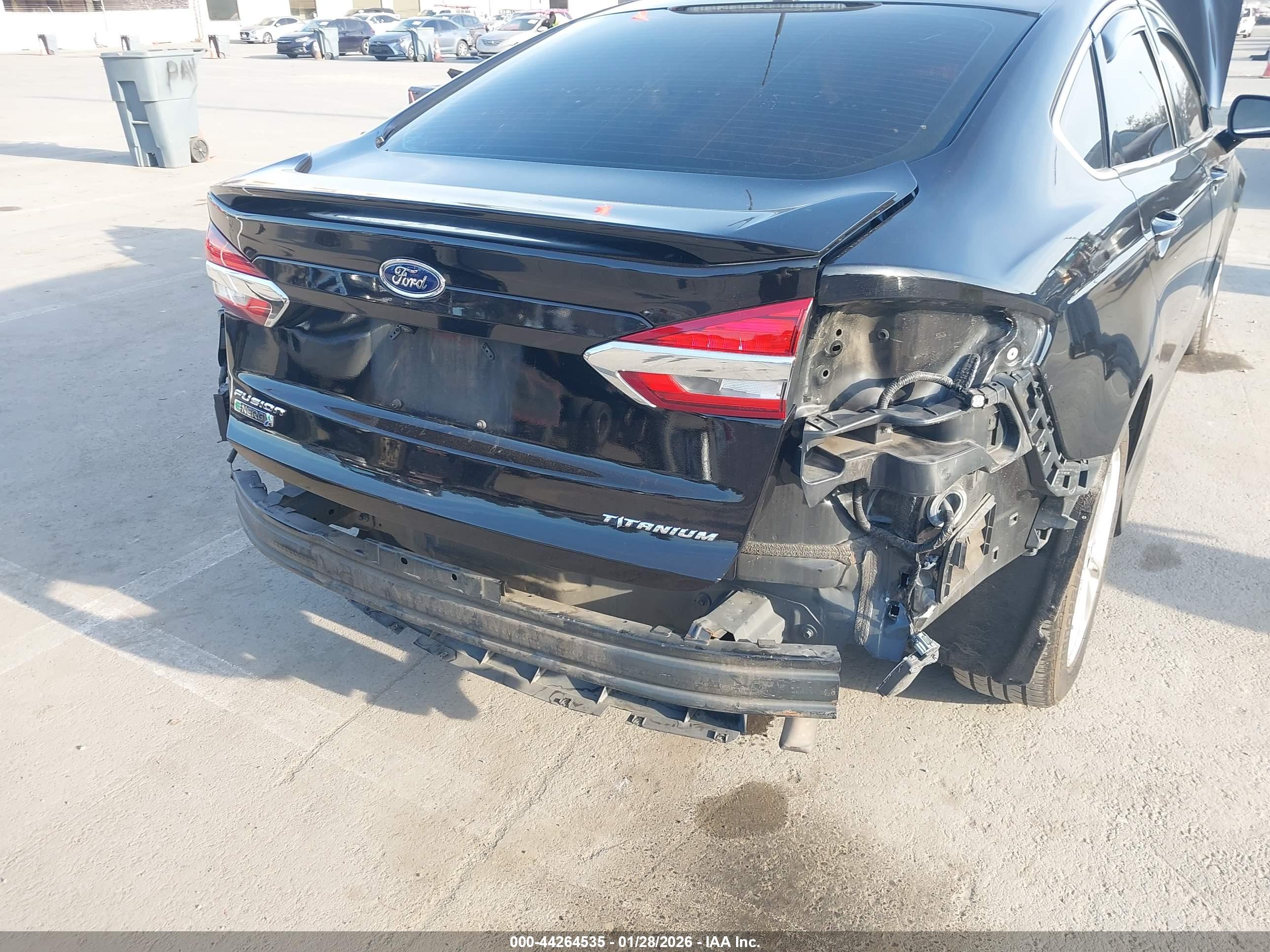 FORD FUSION image 6