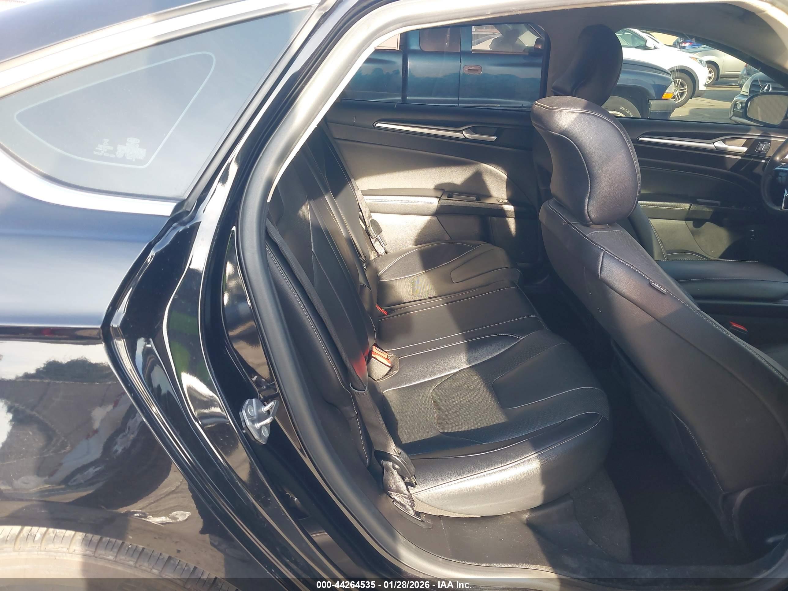 FORD FUSION image 8