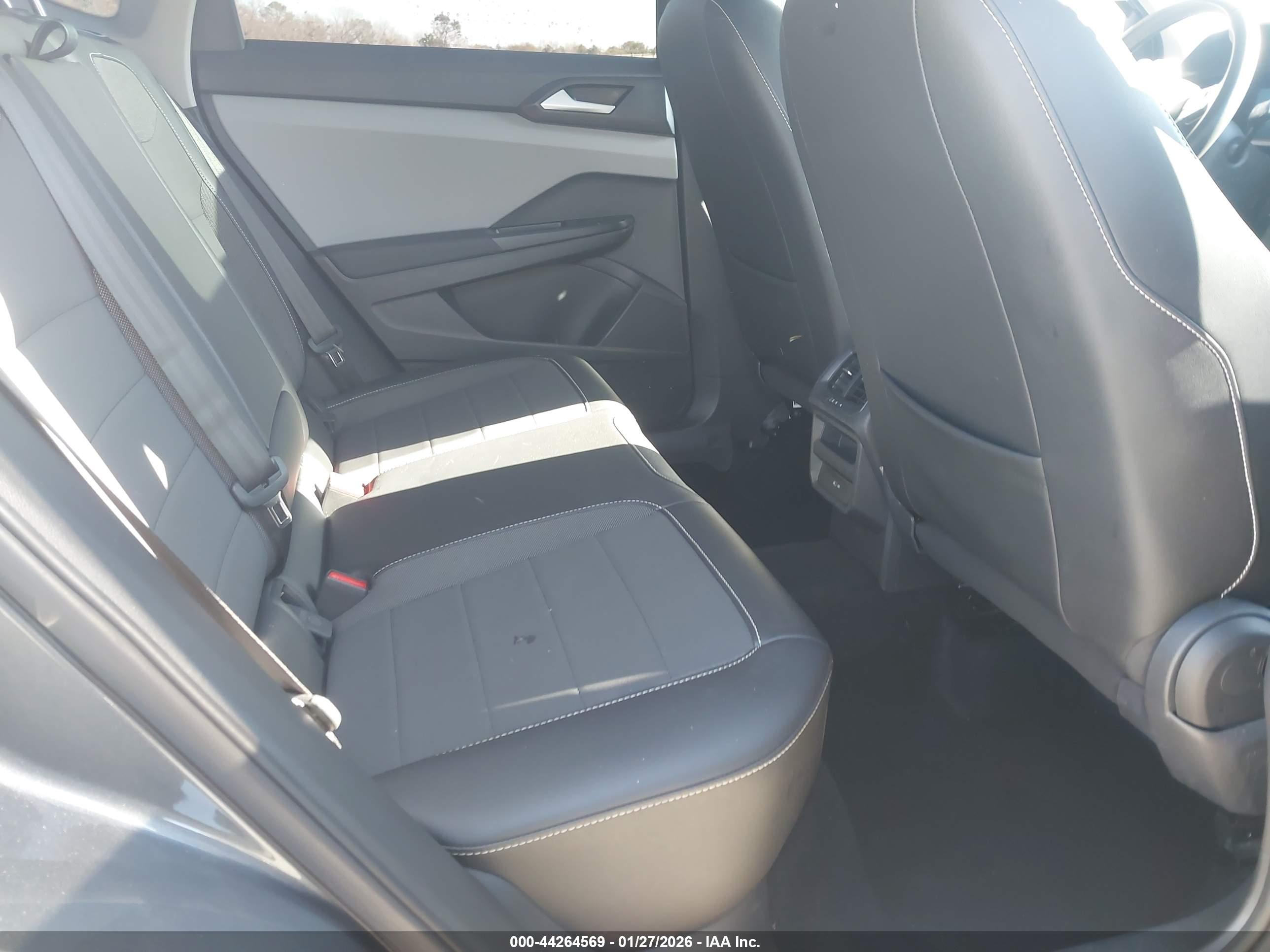 VOLKSWAGEN TAOS image 8