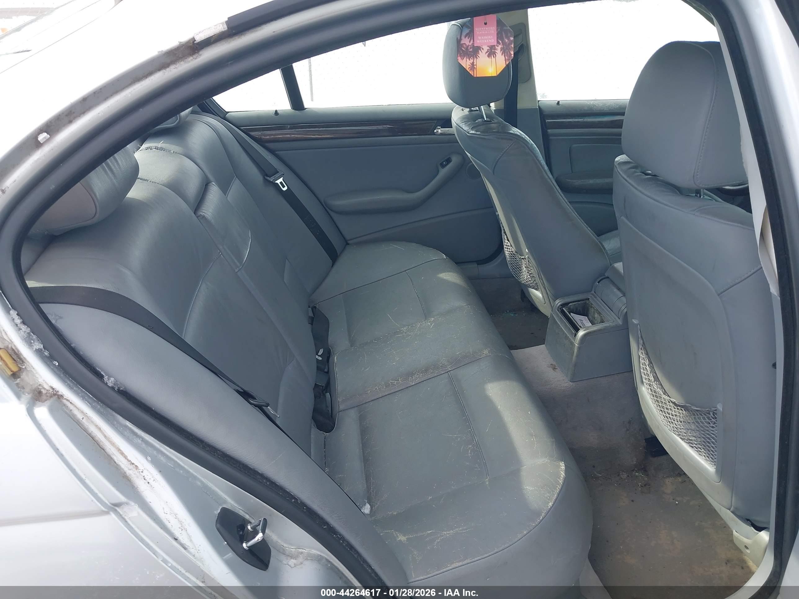 BMW 325I image 8