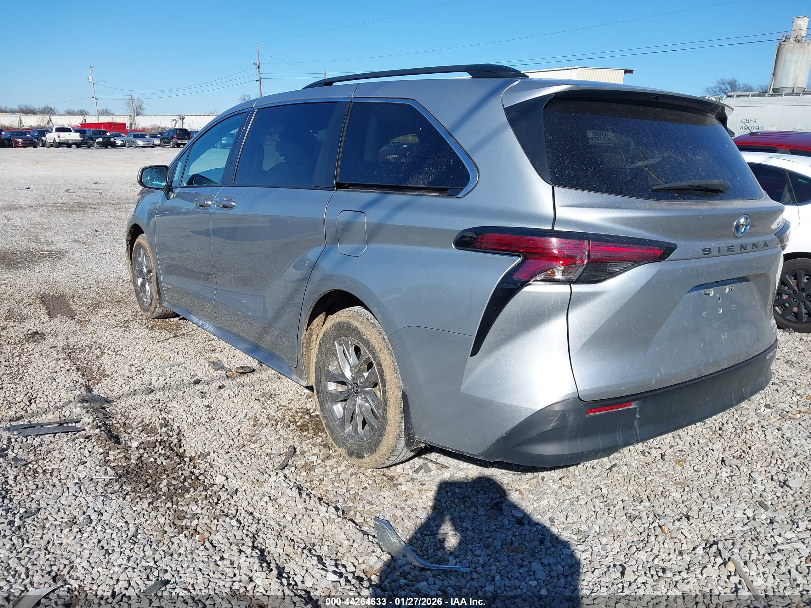 TOYOTA SIENNA image 3